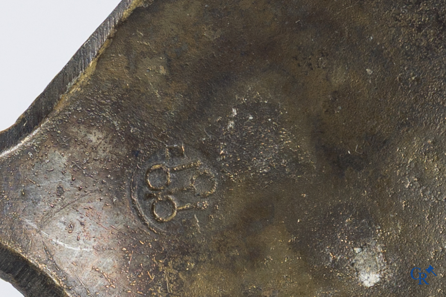 Haute époque. 3 spoons in copper and bronze, 2 of which with apostles. Hallmarks. Flanders 2nd half 15th, early 16th century.