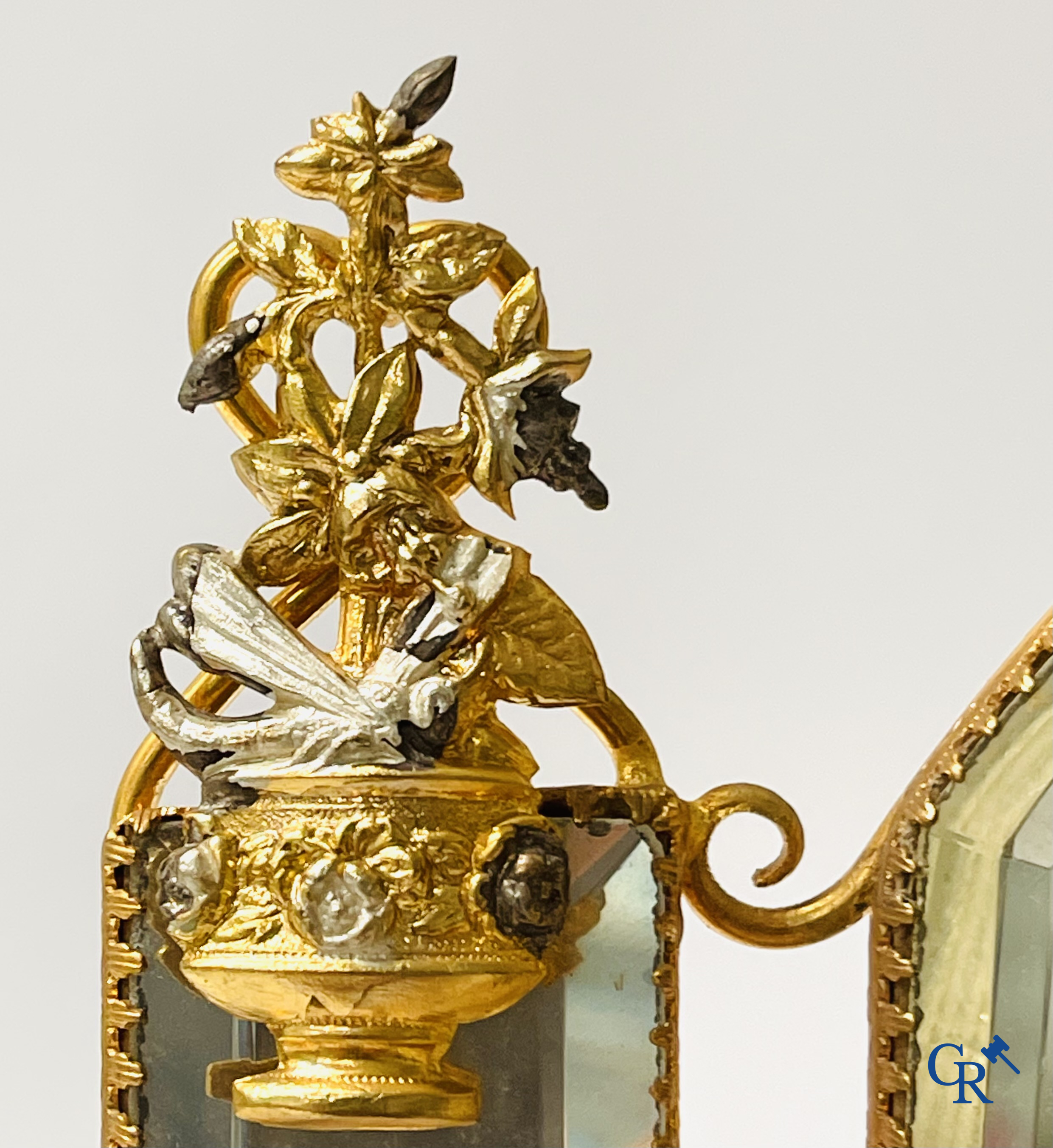 Een uitzonderlijke globe in glas met een bruidsboeket. Spiegels in vergulde en verzilverde messing. Circa 1900.