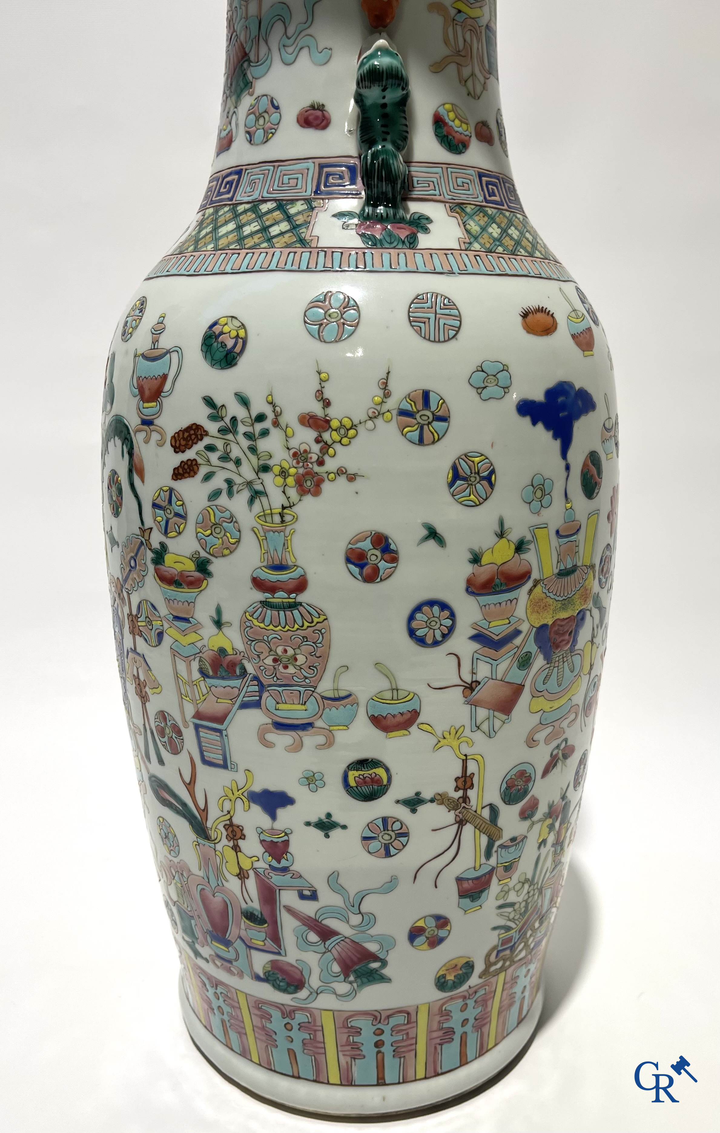 Asian Art. Chinese porcelain. A large Chinese vase with one hundred antiquities decor and Fu lion handles. 19th century.