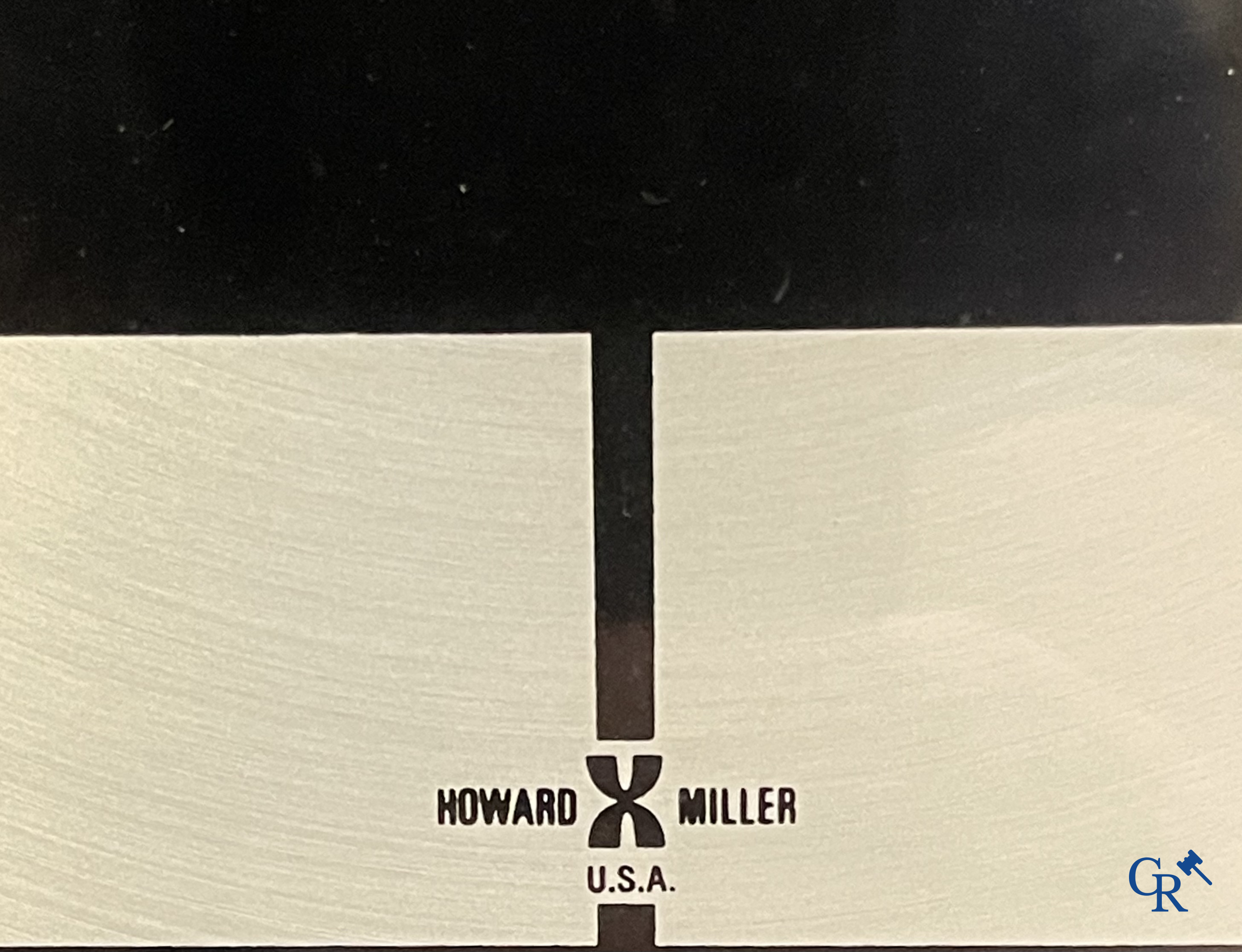 George Nelson voor Howard Miller USA. Een design staande klok, in verchroomd metaal en hout. Circa 1960.