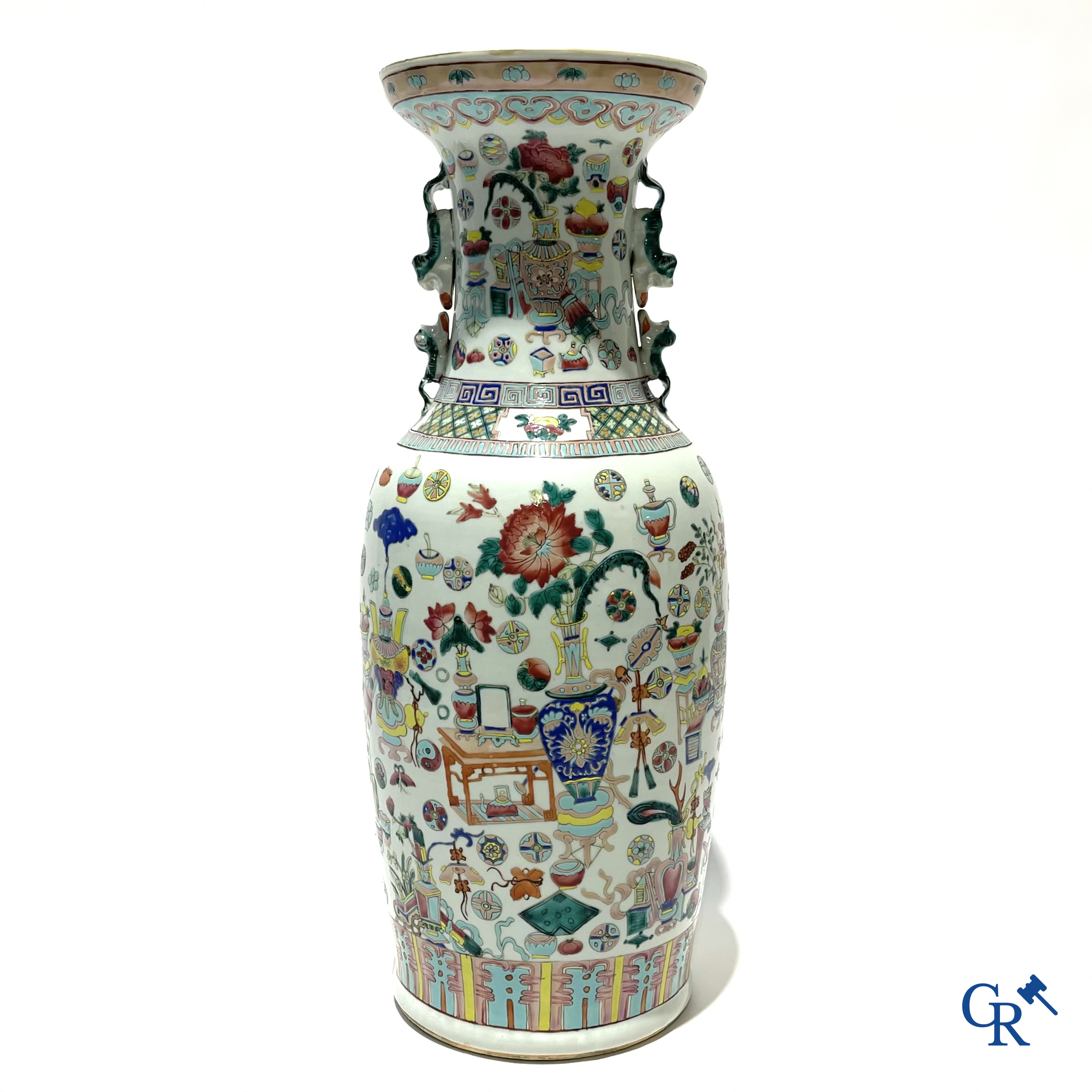 Asian Art. Chinese porcelain. A large Chinese vase with one hundred antiquities decor and Fu lion handles. 19th century.