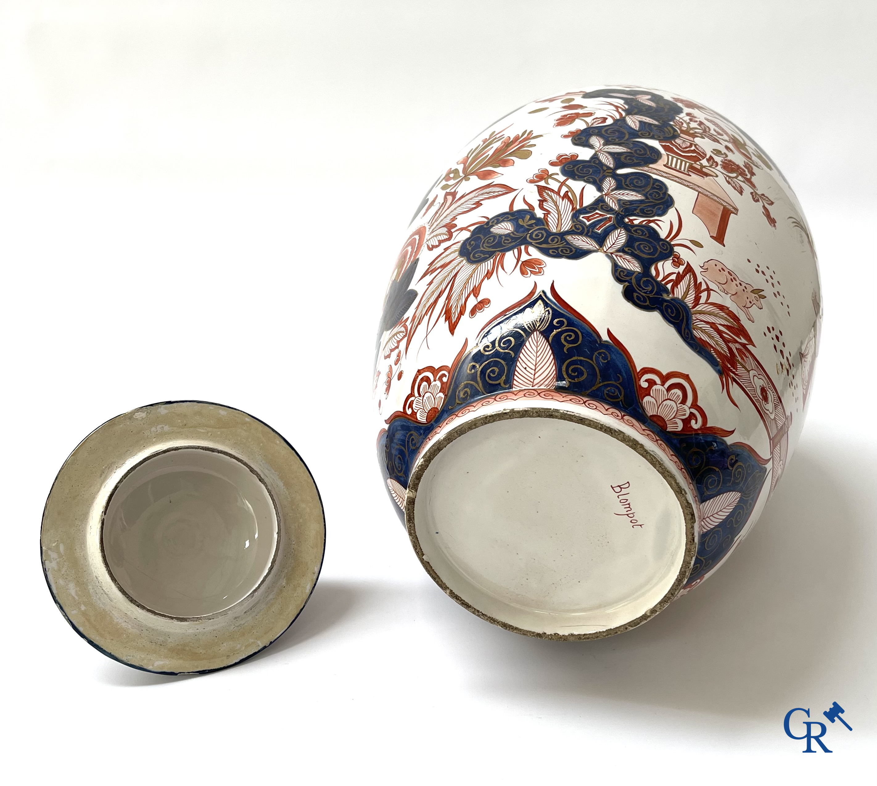 Delft. A large lid potich with Imari decor in Delft pottery, marked Blompot (De Vergulde Bloempot). 19th century.