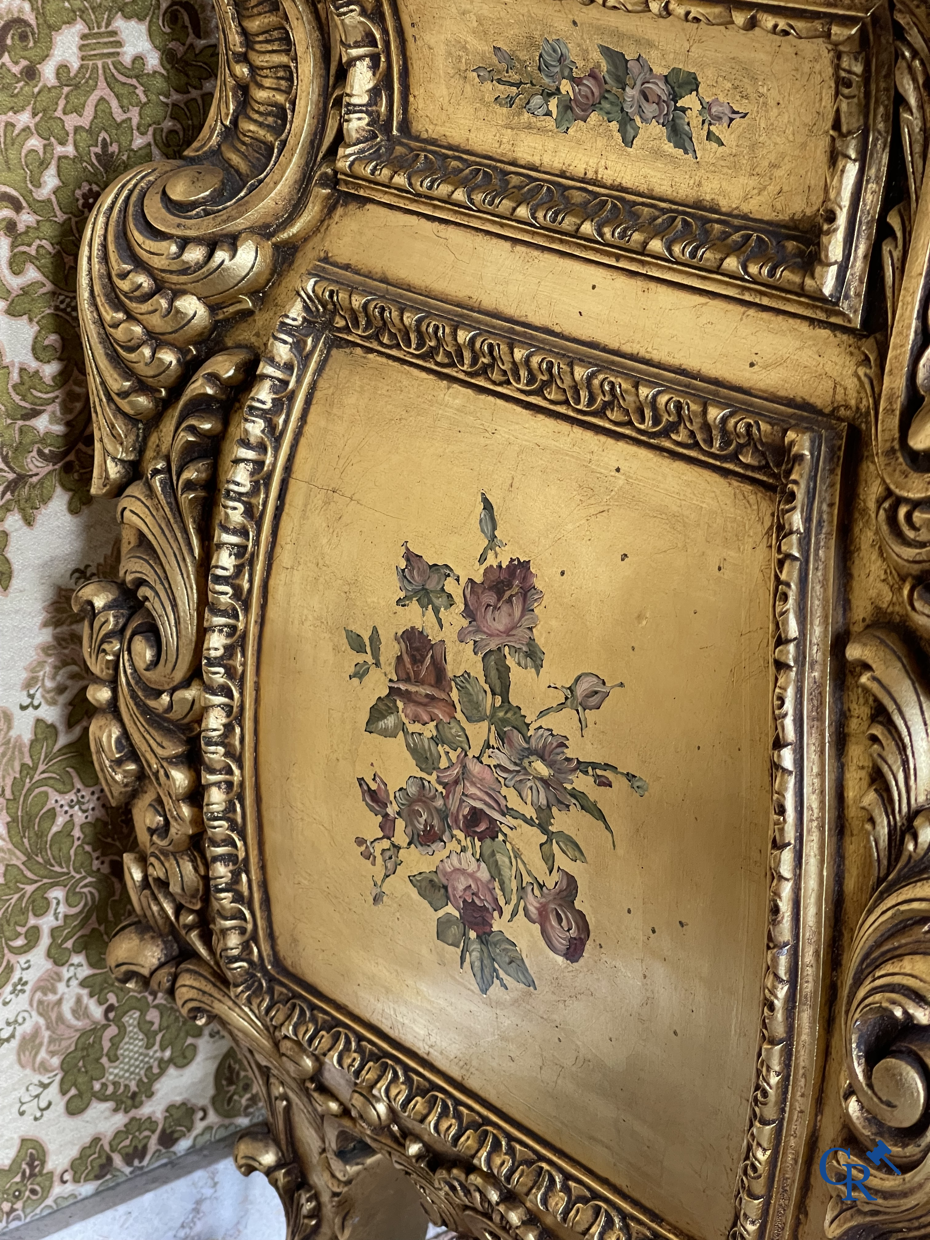 Meubelen. Uitgebreid lot met verguld en beschilderd houten meubilair. Console met spiegel, commode, armzetels, enz.