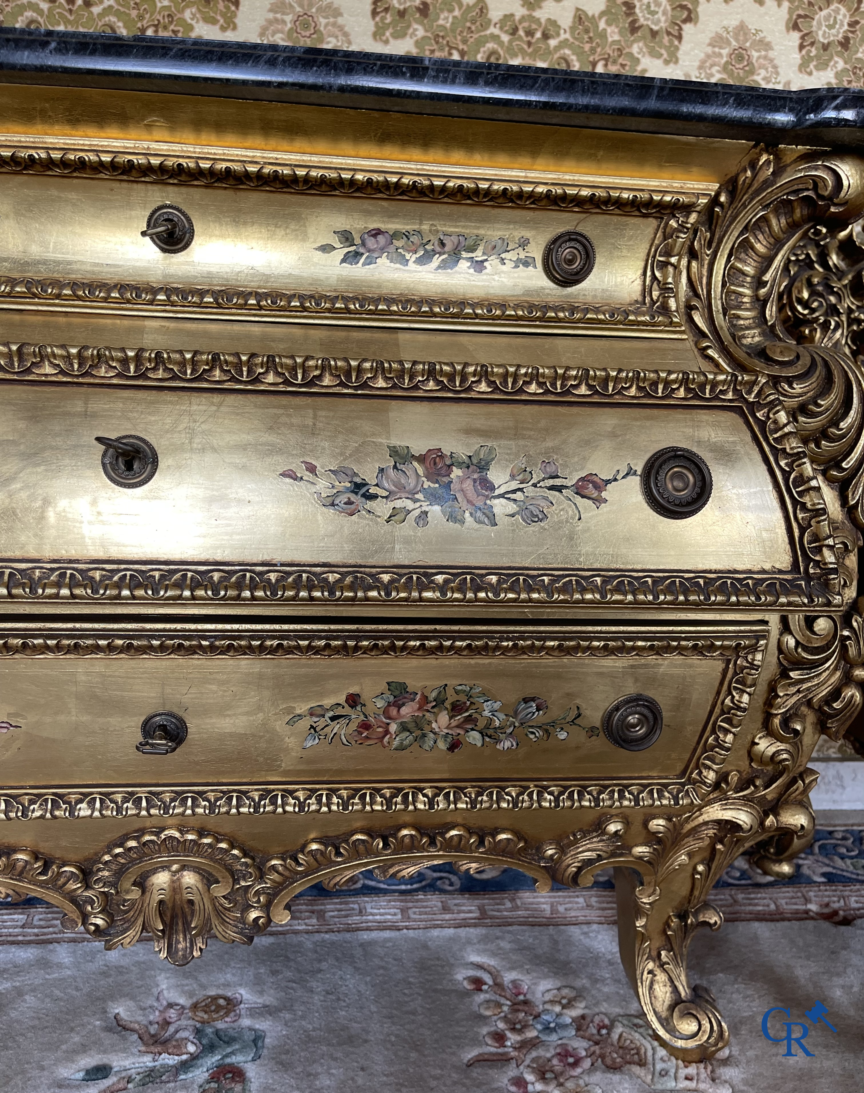 Meubelen. Uitgebreid lot met verguld en beschilderd houten meubilair. Console met spiegel, commode, armzetels, enz.