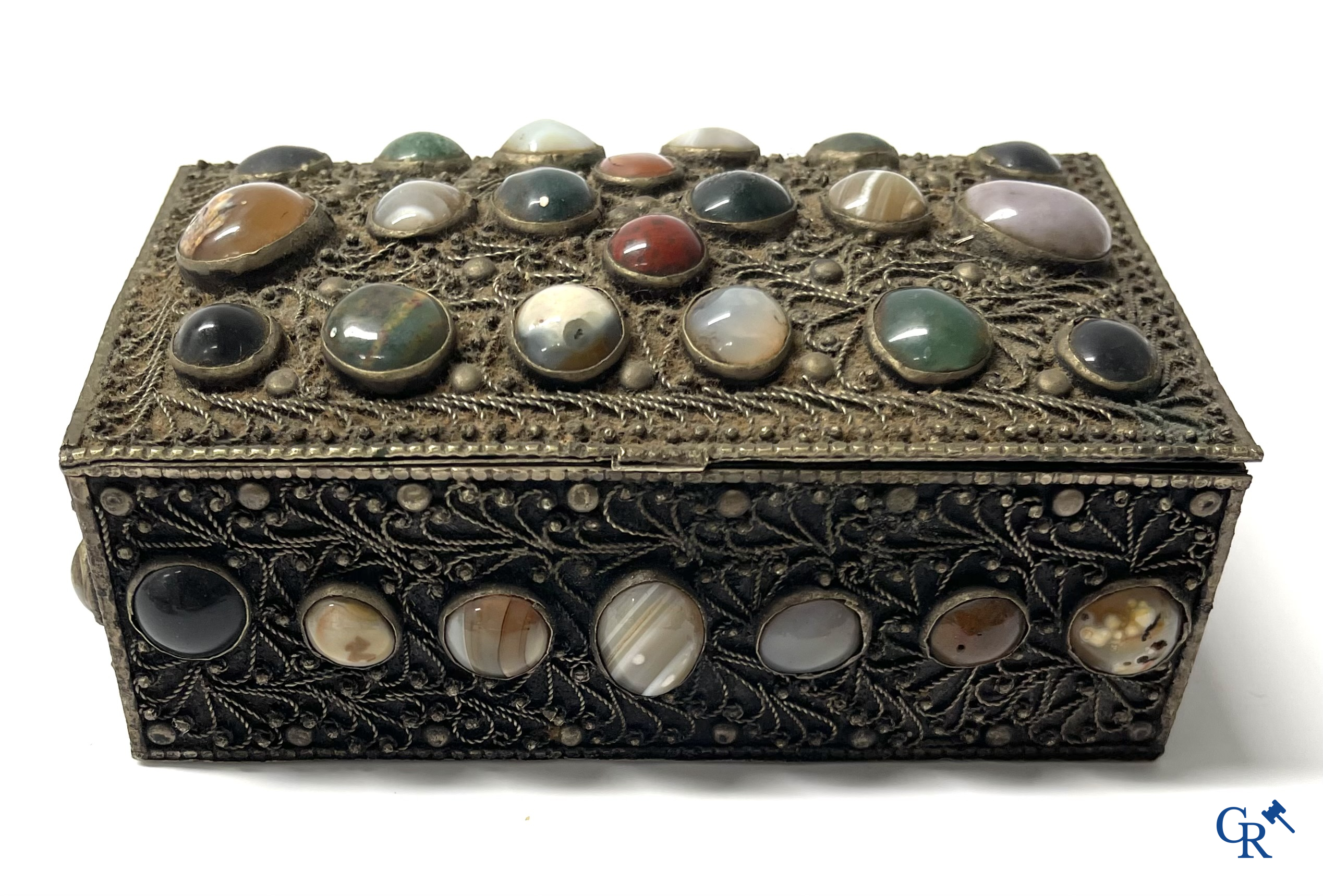 Lot with various display case objects. Multiple boxes, theater viewer, silver 900°/00 necklace set with rock, etc.