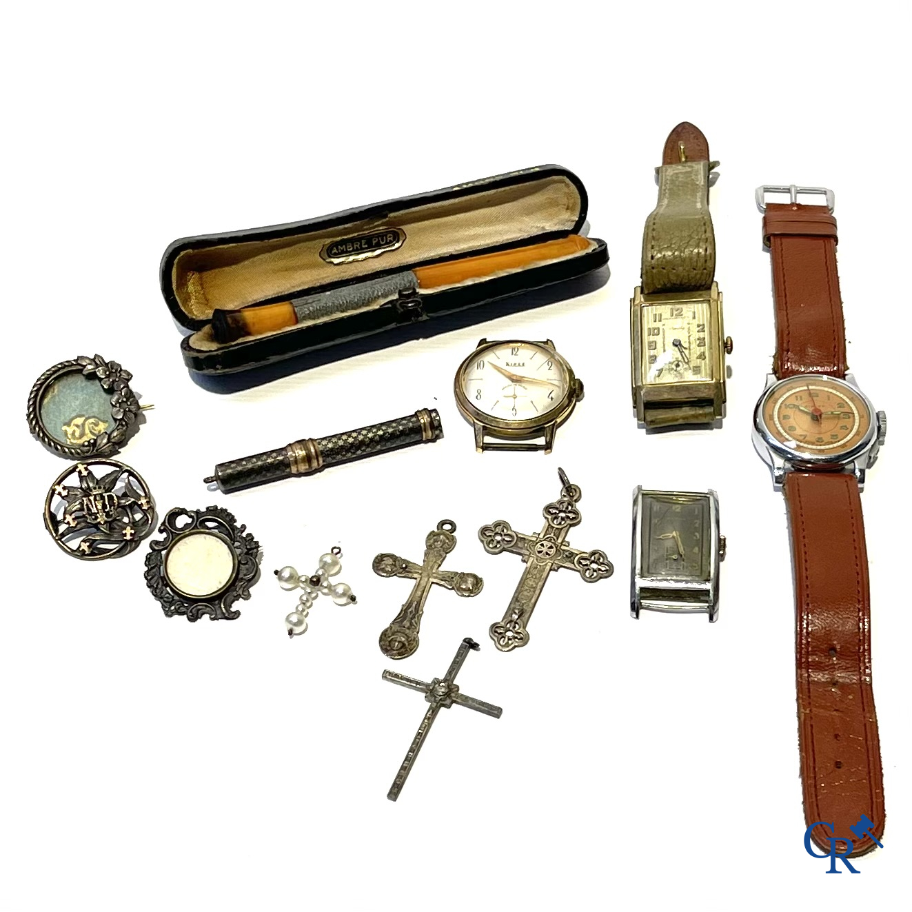 Watches, jewellery. A lot with 4 men's wristwatches, religious objects in silver, cigarette holder in amber, etc.