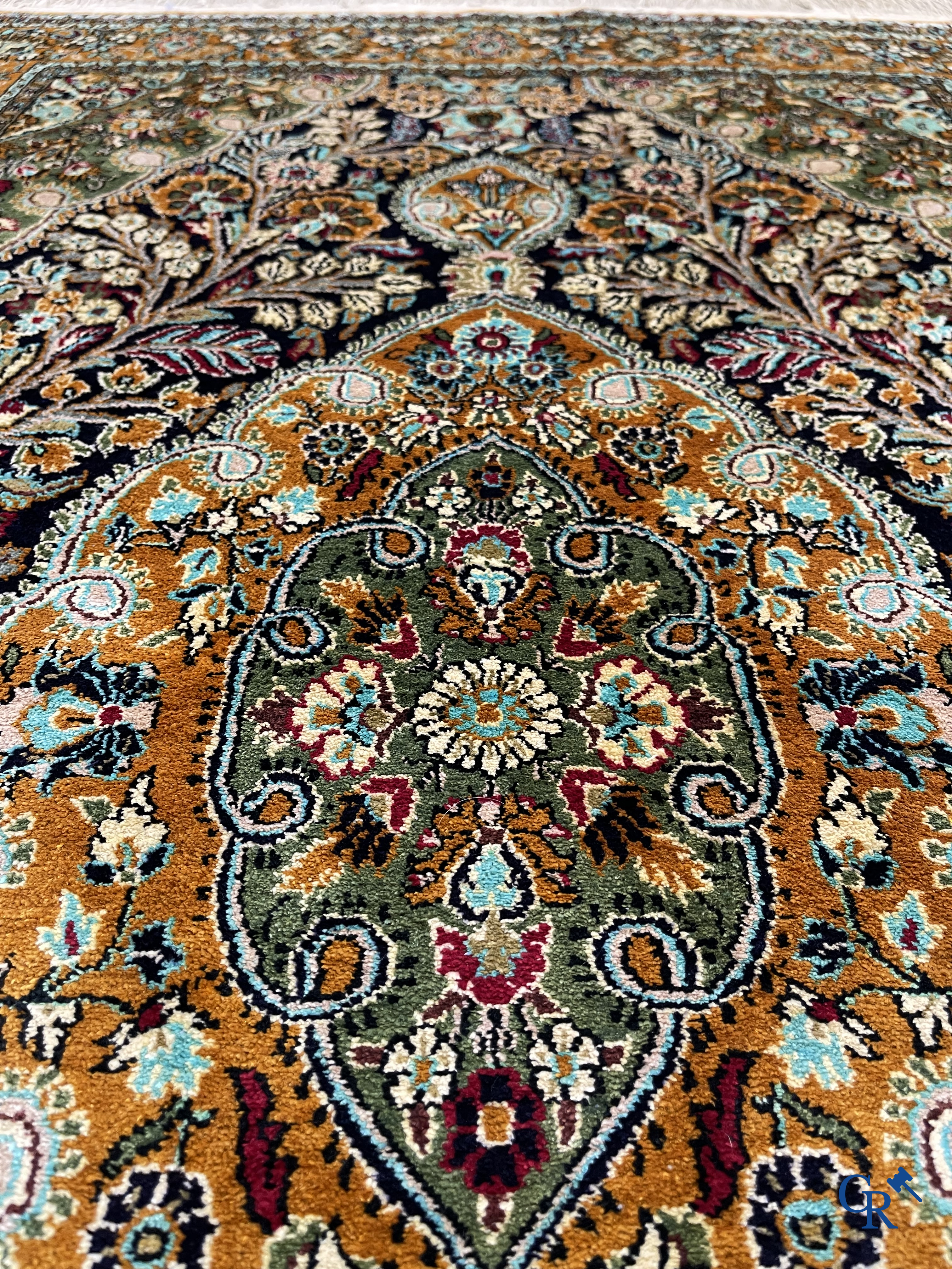 Tapis d'orient. Tapis en soie noué à la main avec un décor floral sur fond orange.