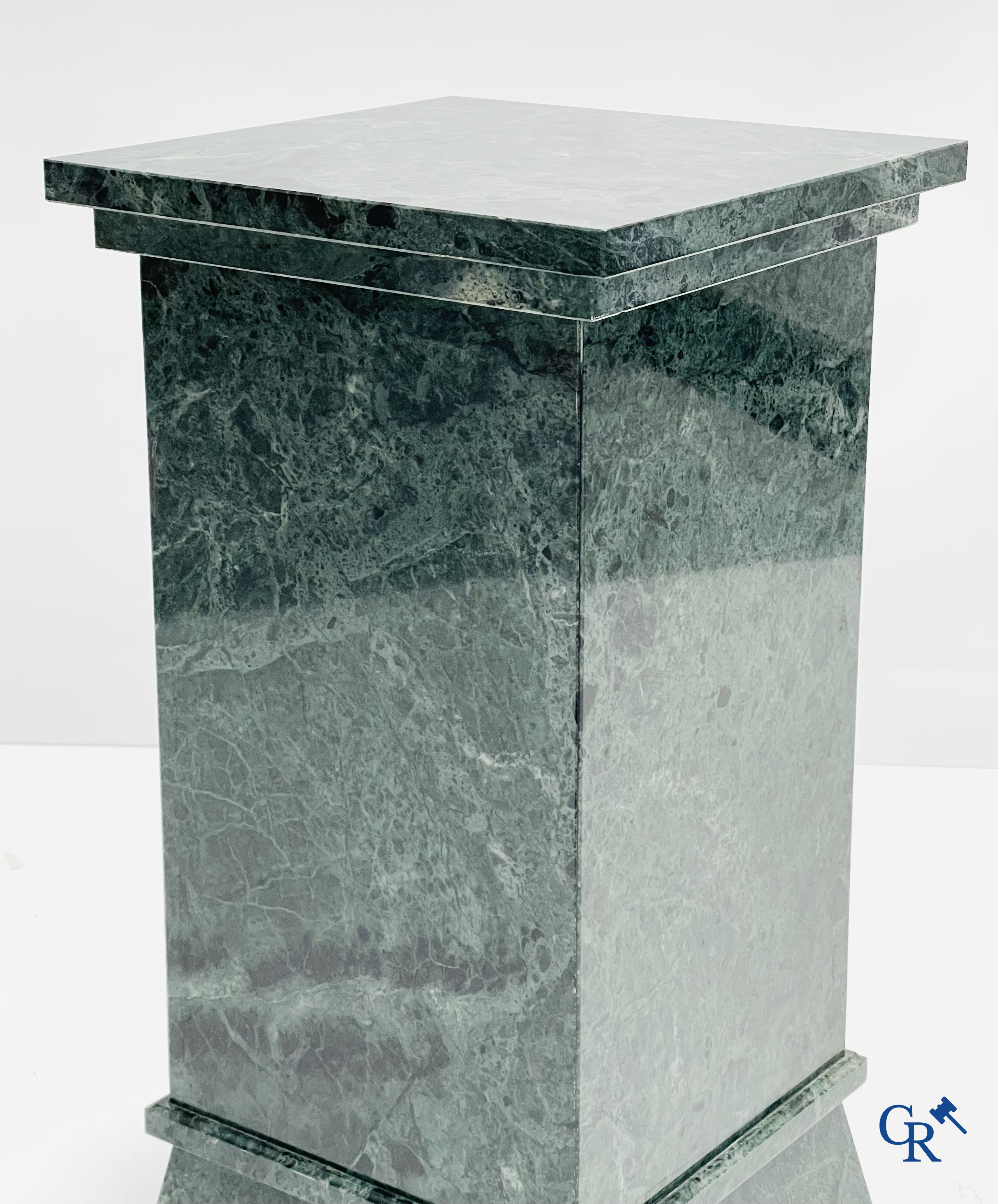 A pedestal in green marble. 20th century.
