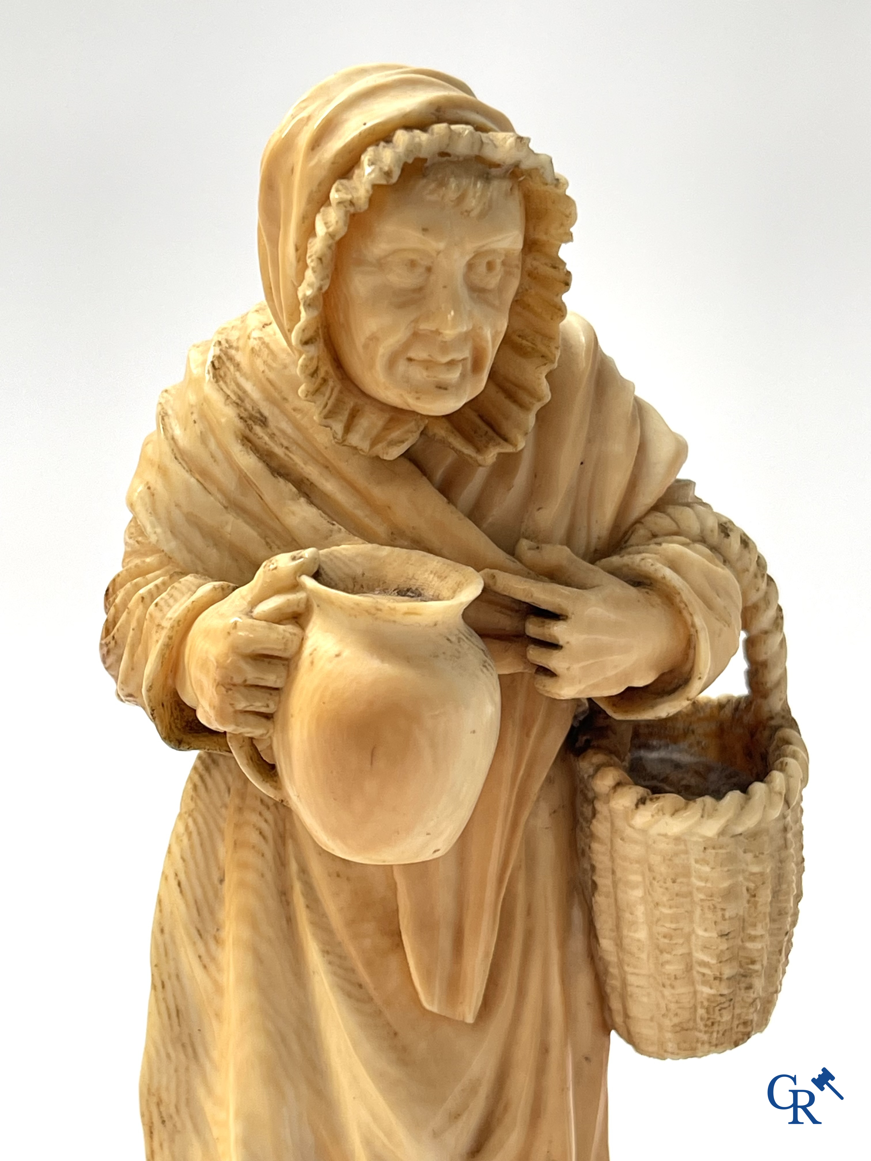 Few characters in sculpted bone on a black lacquered wooden base. Germany or France, 19th century.