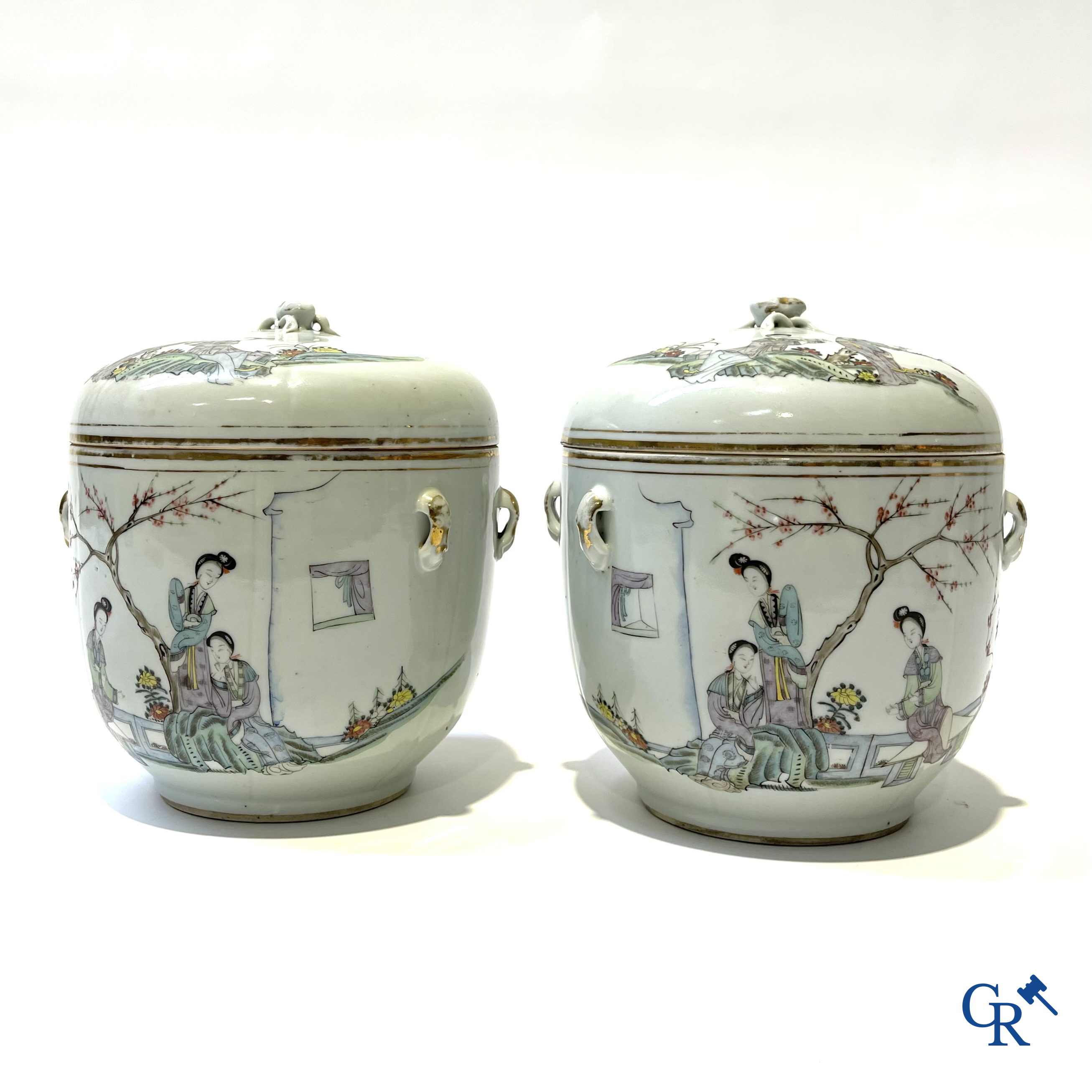 Asian Art, Chinese porcelain. A few lid jars with ladies-in-waiting. Around 1900.