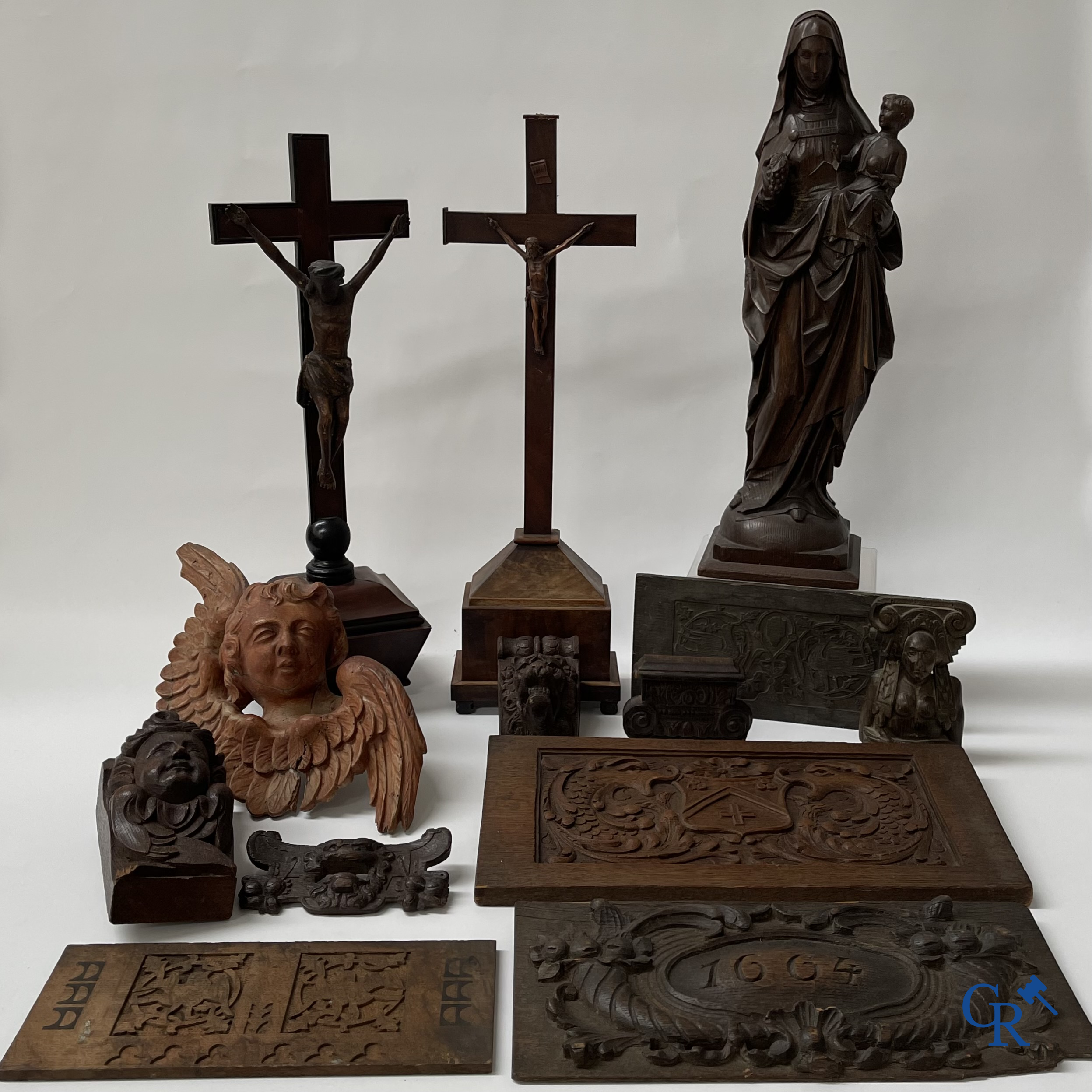 Religieuze objecten. Groot lot houtsculpturen. 19e eeuw.