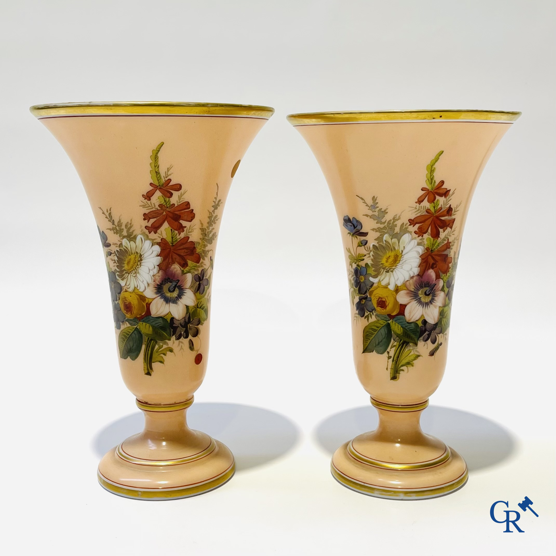 Napoleon III-periode. Paar vazen in opaline met bloemendecor. Circa 1880.