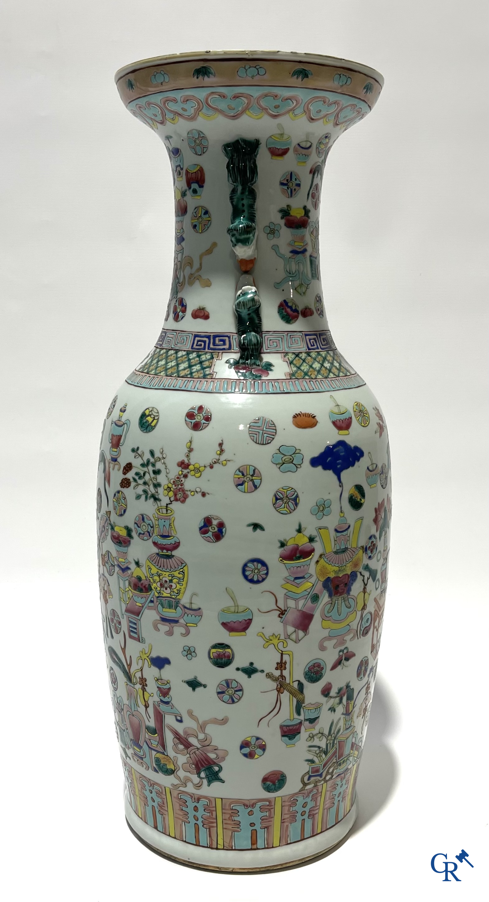 Asian Art. Chinese porcelain. A large Chinese vase with one hundred antiquities decor and Fu lion handles. 19th century.