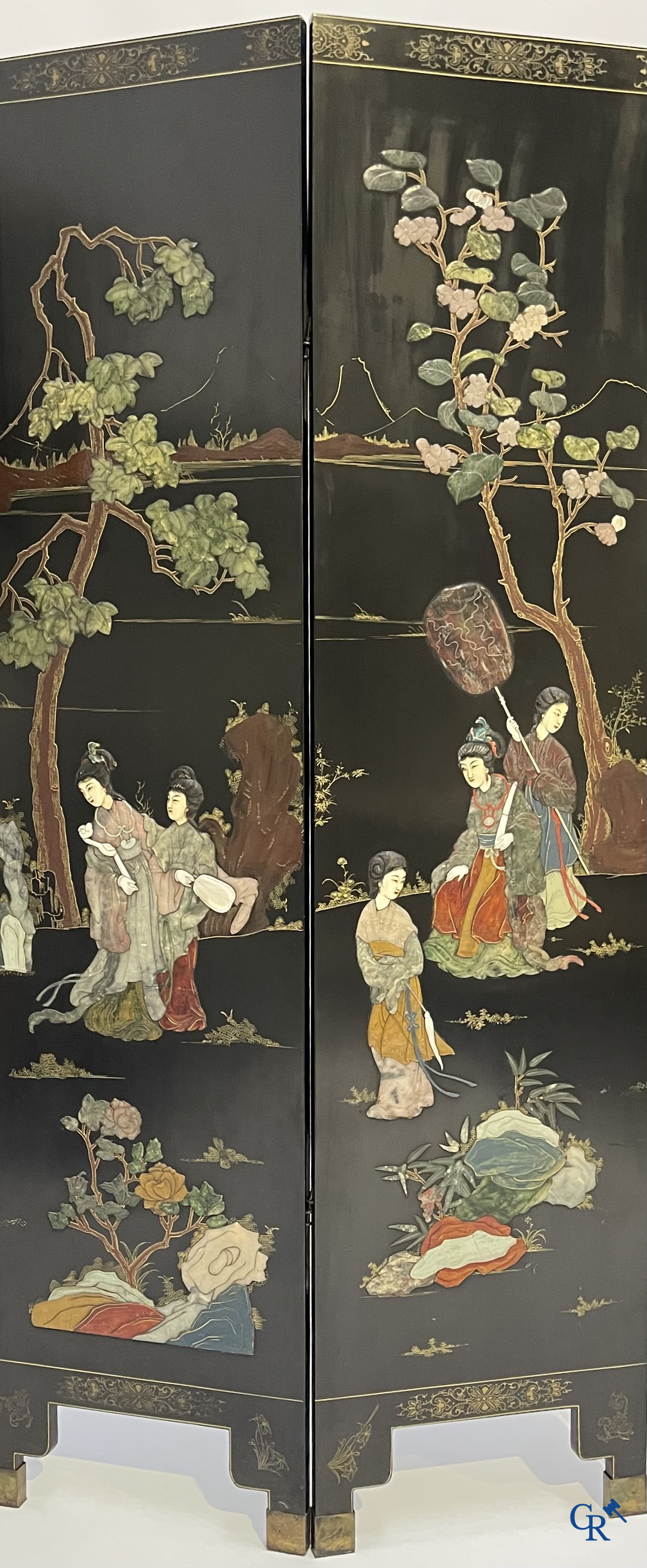 Art Asiatique, Chine. Grand paravant en laque serti de différents types de pierres et incrustations. 1ère moitié du 20ème siècle.