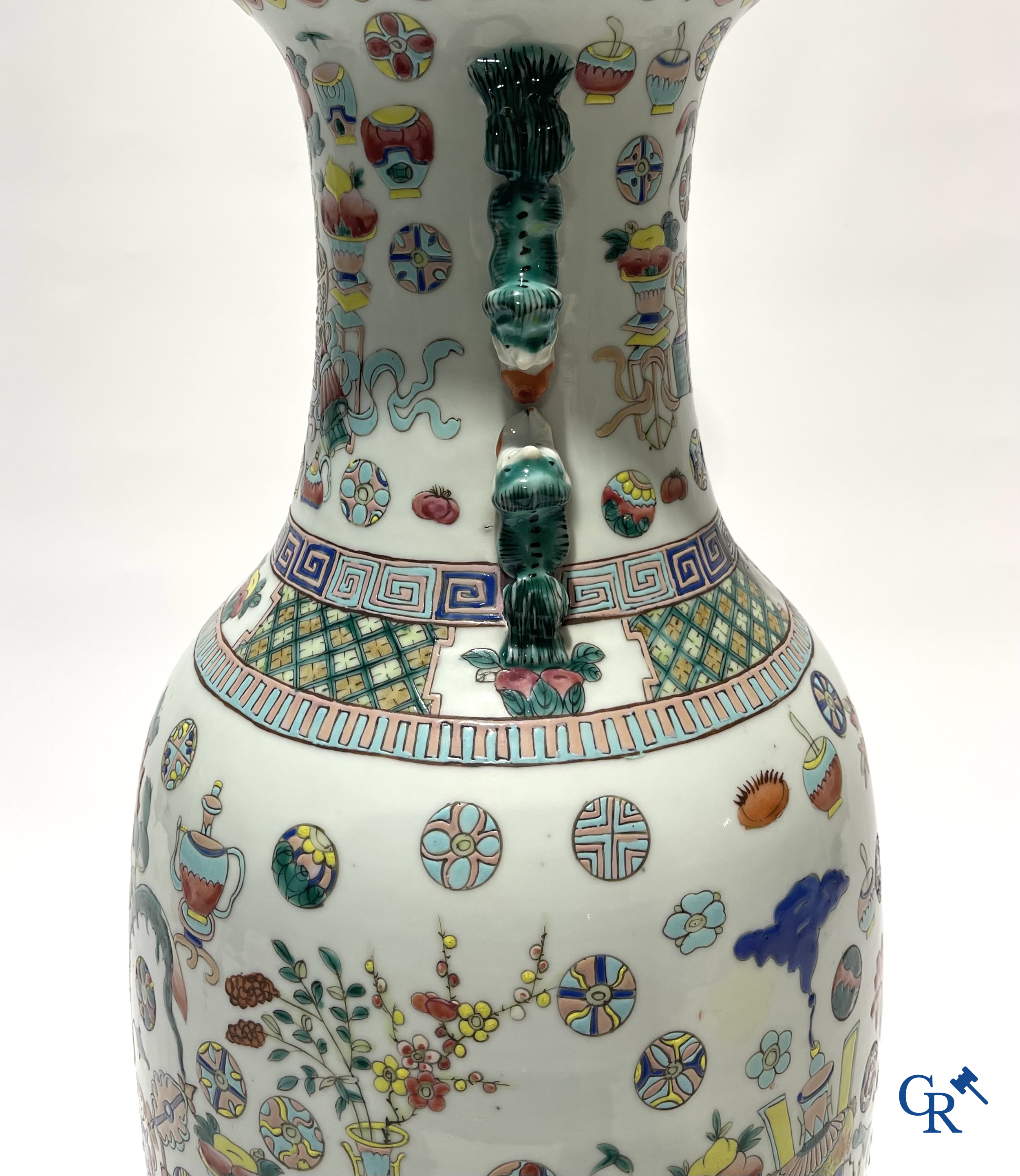 Asian Art. Chinese porcelain. A large Chinese vase with one hundred antiquities decor and Fu lion handles. 19th century.