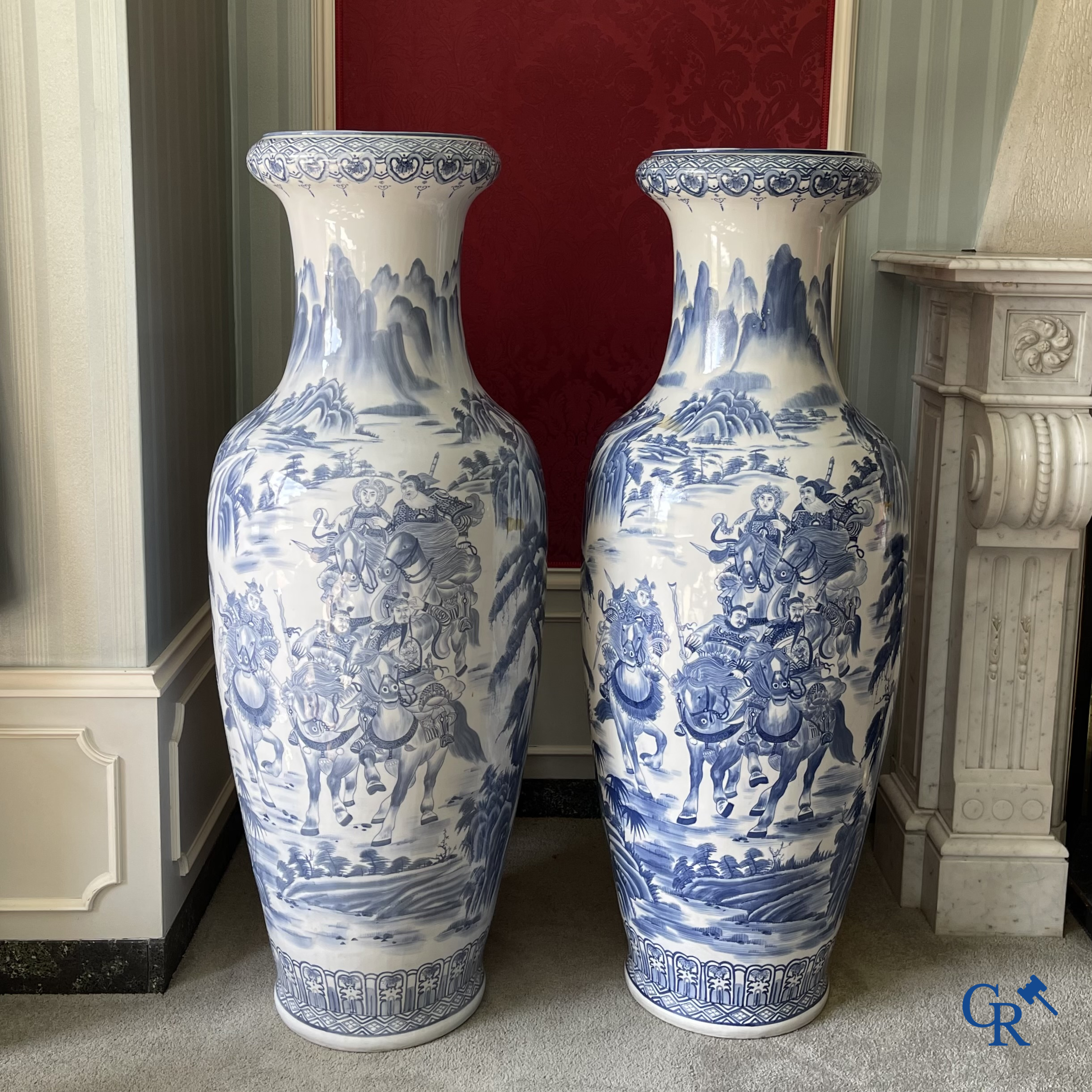 Art Asiatique, porcelaine chinoise. Importante paire de vases chinois en porcelaine bleu-blanc. Décor des guerriers. XXe siècle.