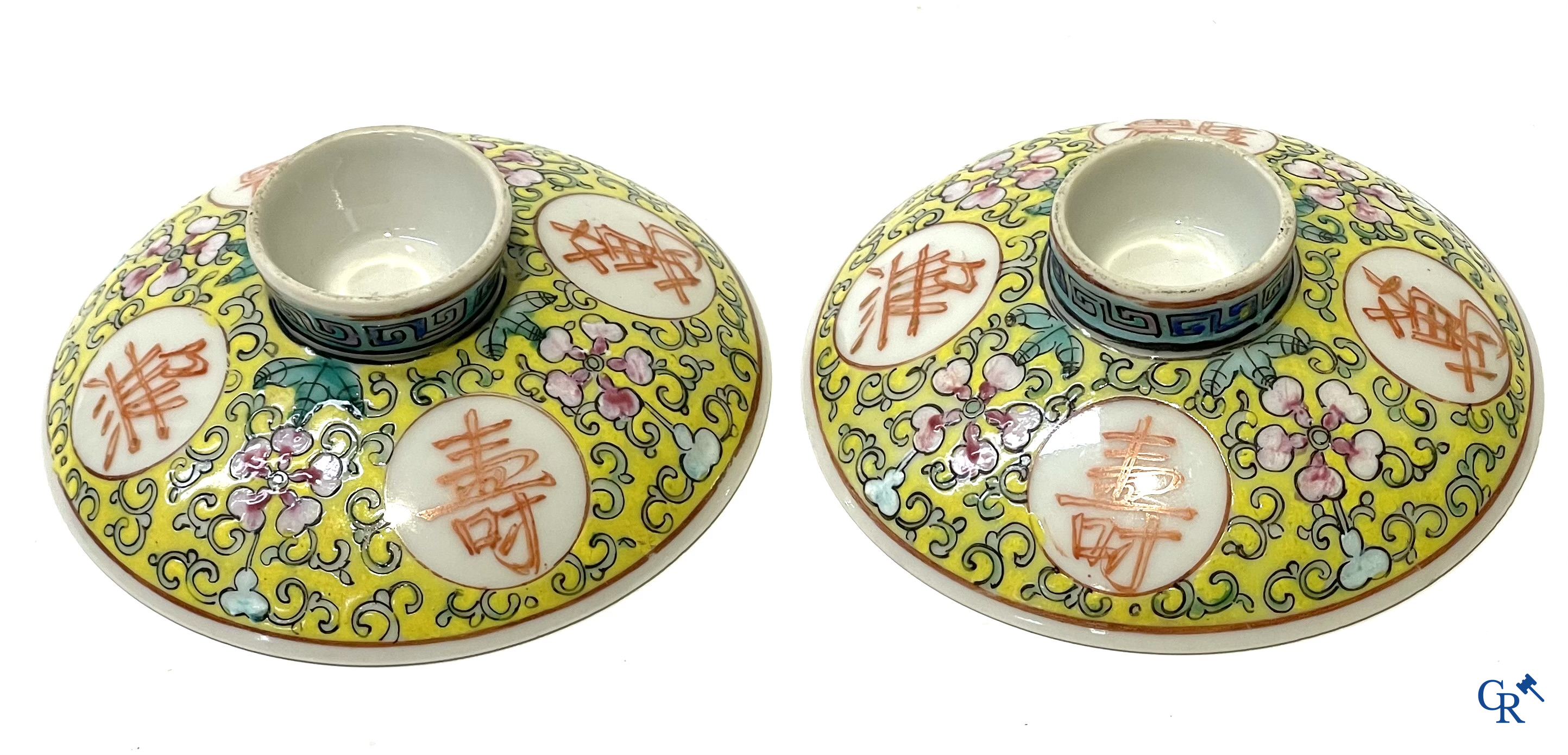 Asian Art, Chinese porcelain. A few finely decorated famille rose cups with lid. Marked.