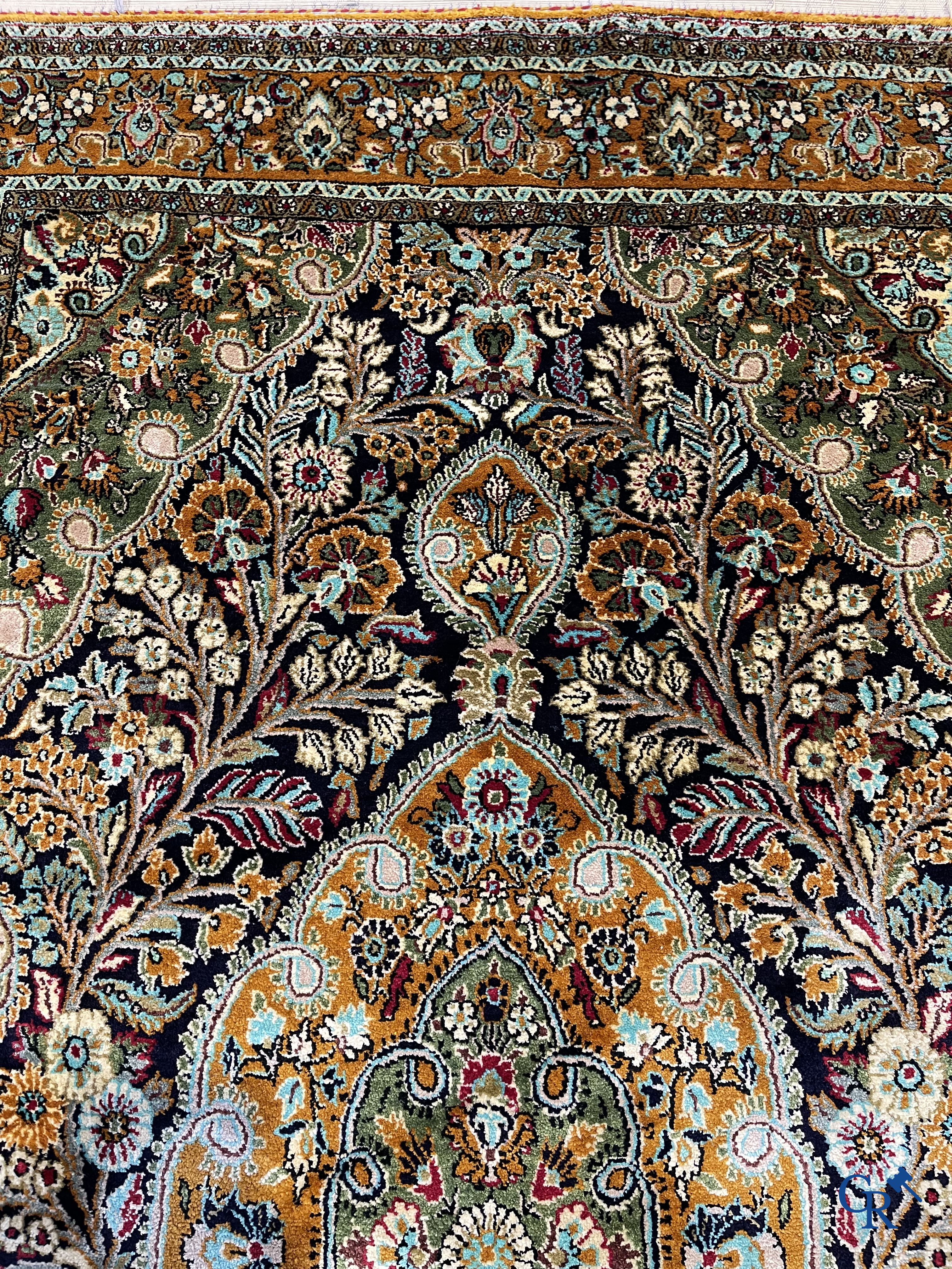 Tapis d'orient. Tapis en soie noué à la main avec un décor floral sur fond orange.