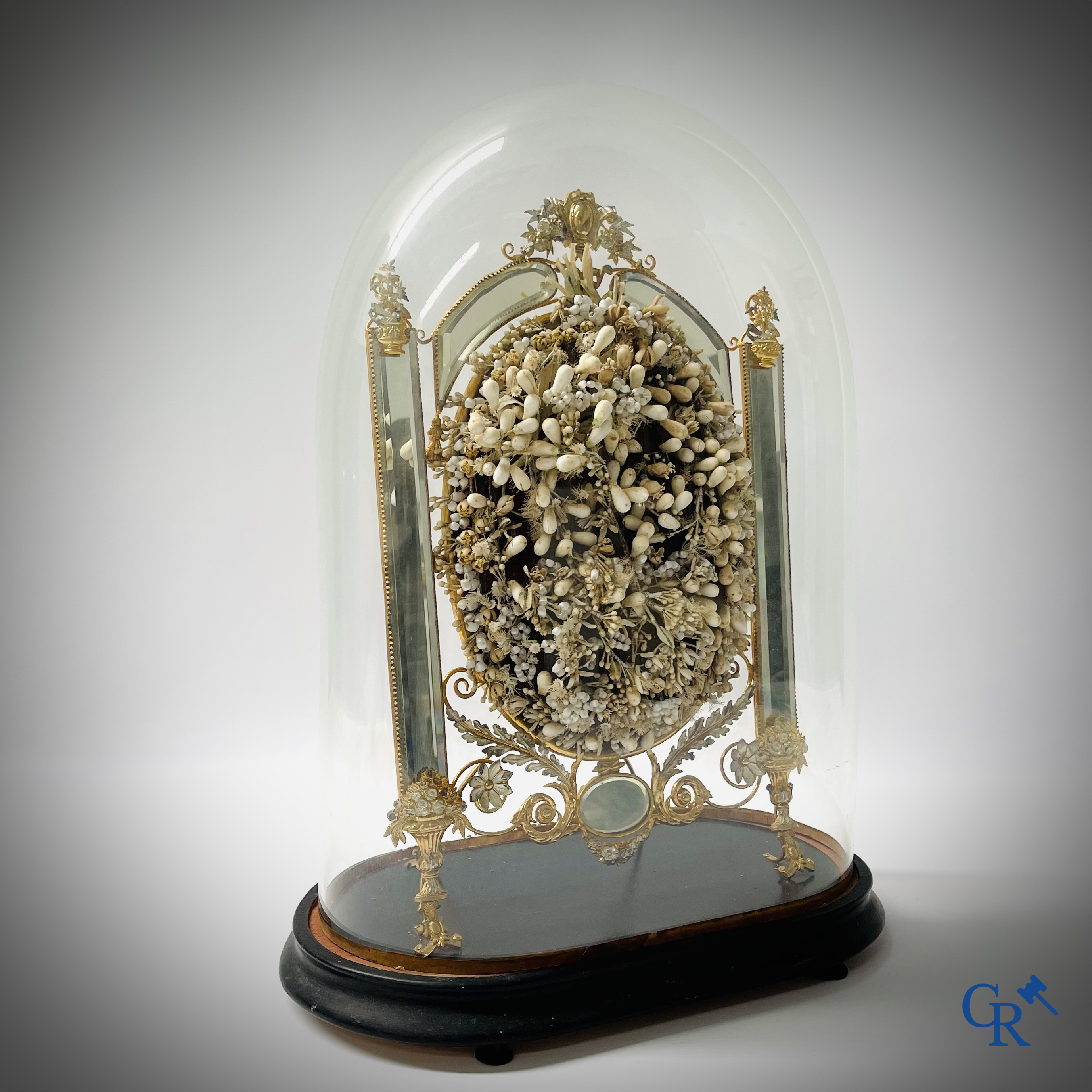 Een uitzonderlijke globe in glas met een bruidsboeket. Spiegels in vergulde en verzilverde messing. Circa 1900.