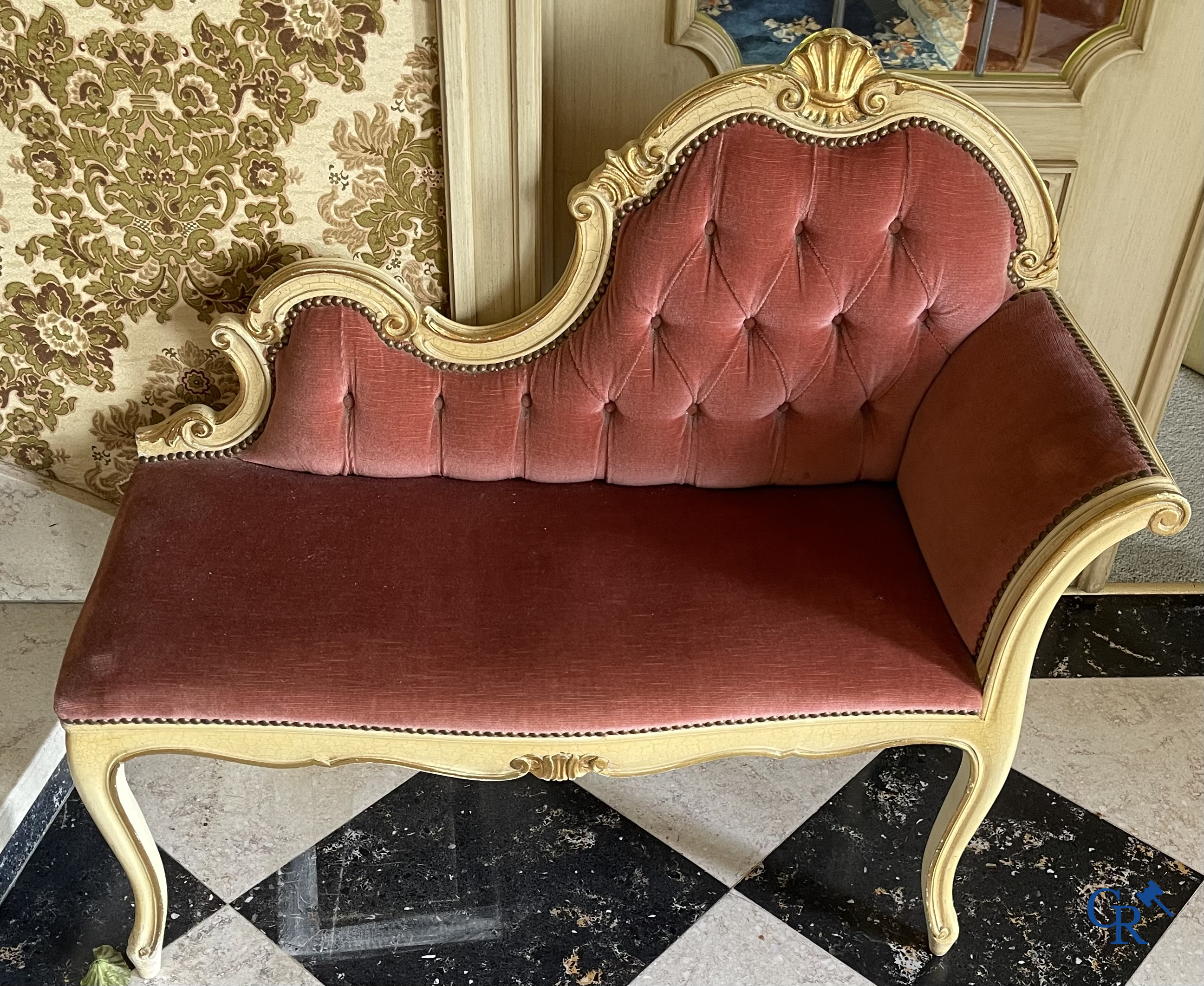 Meubelen. Uitgebreid lot met verguld en beschilderd houten meubilair. Console met spiegel, commode, armzetels, enz.