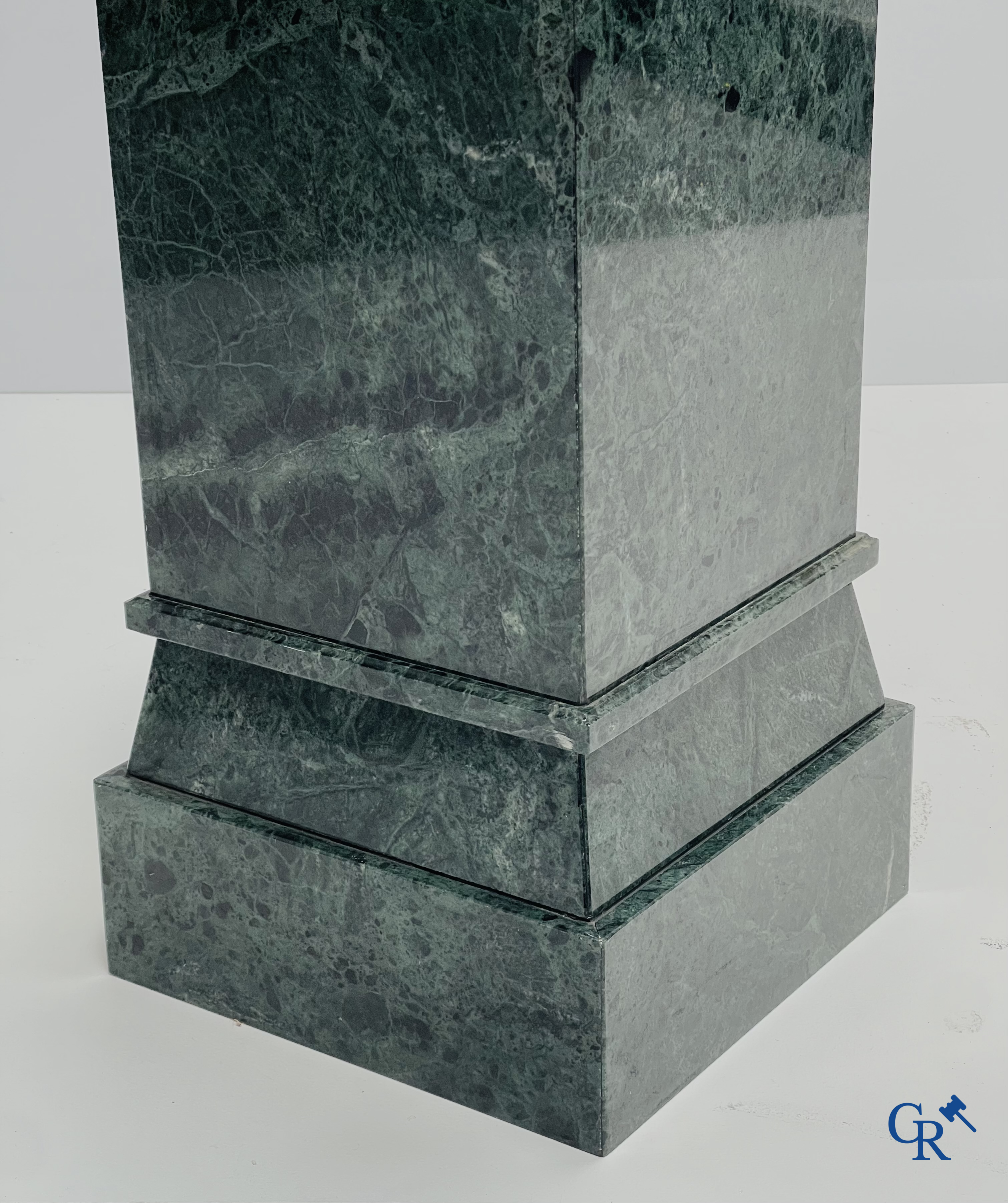 A pedestal in green marble. 20th century.