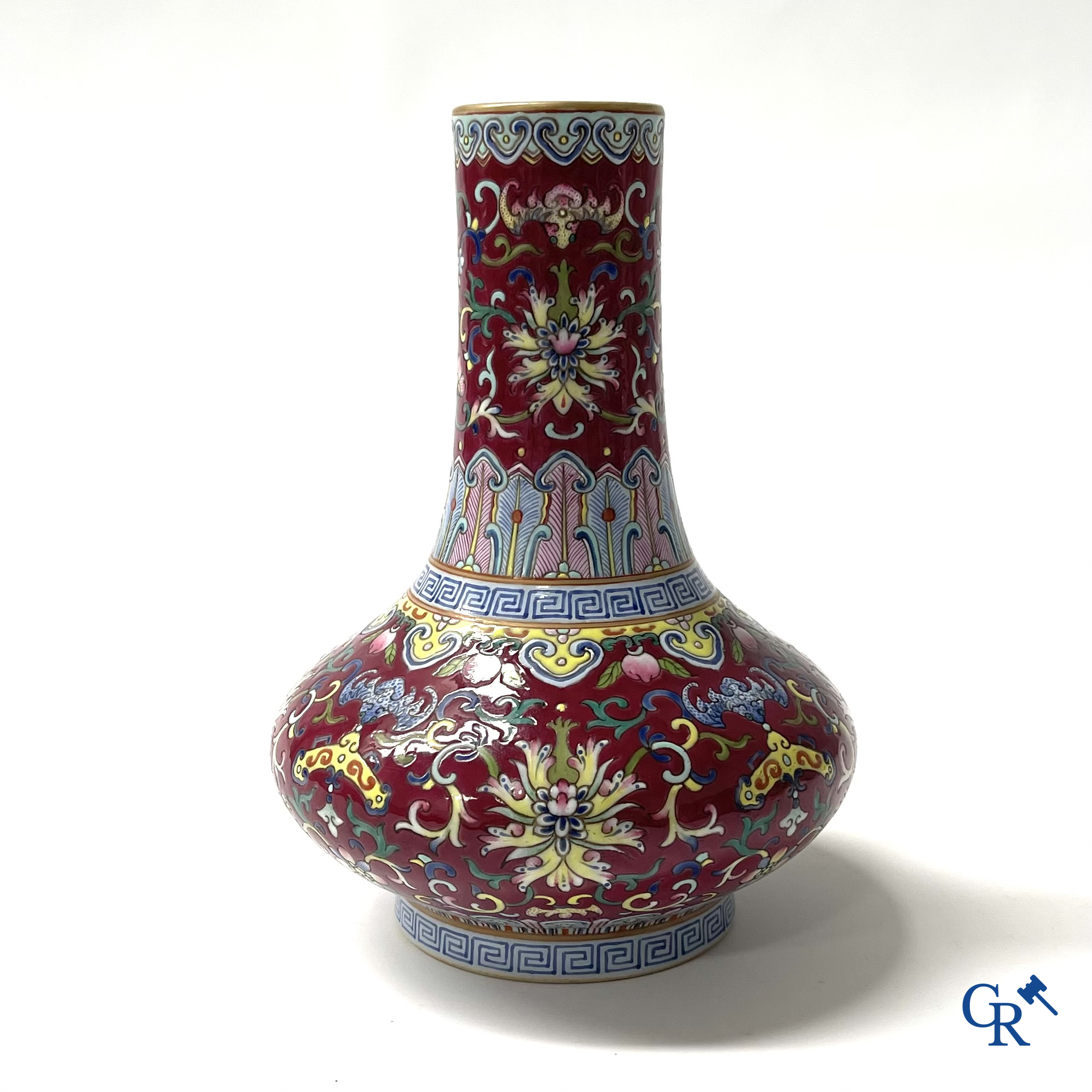 Asian Art, Chinese porcelain. A Chinese famille rose vase. Marked. Republic period. 20th century.