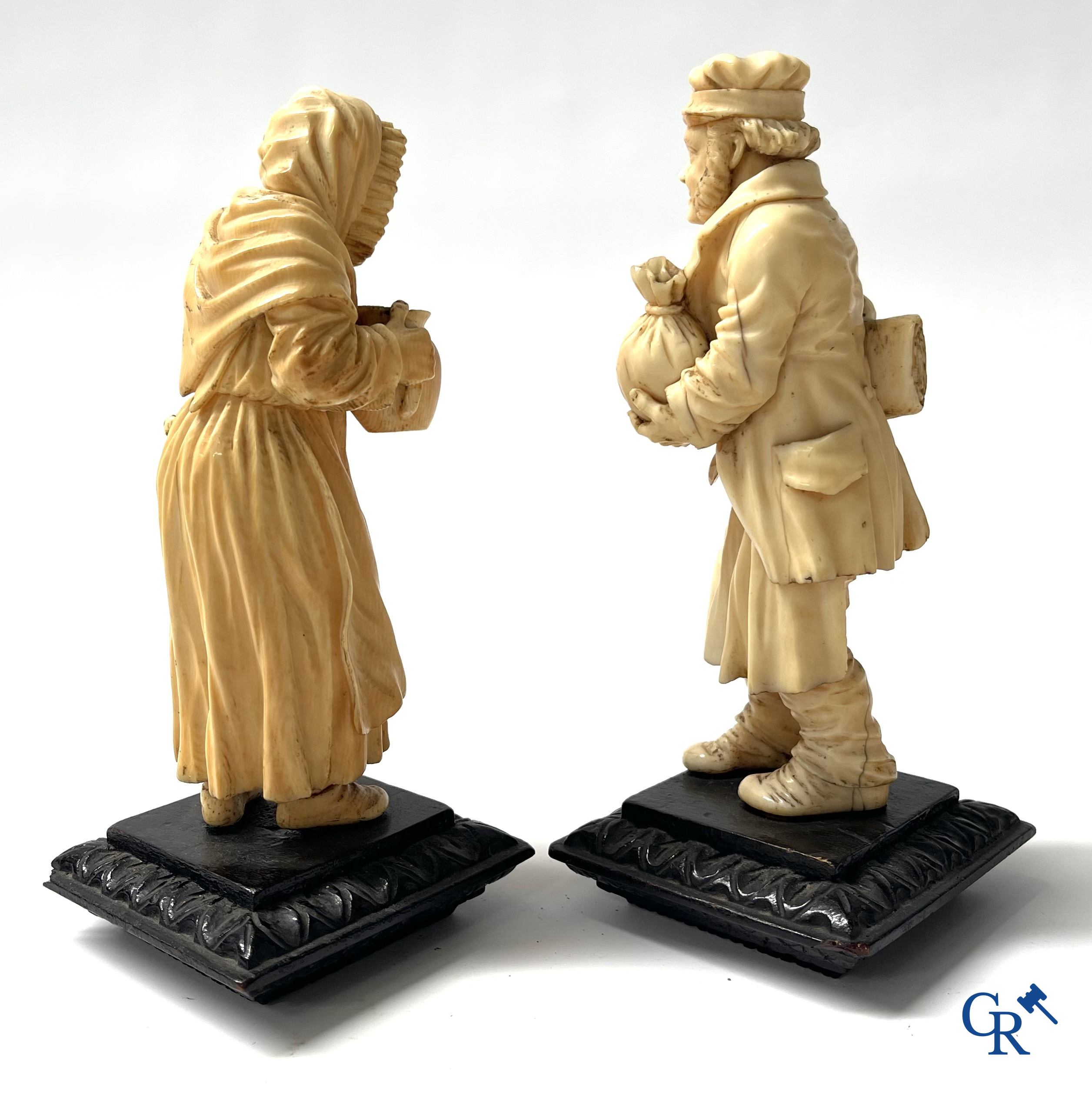 Few characters in sculpted bone on a black lacquered wooden base. Germany or France, 19th century.