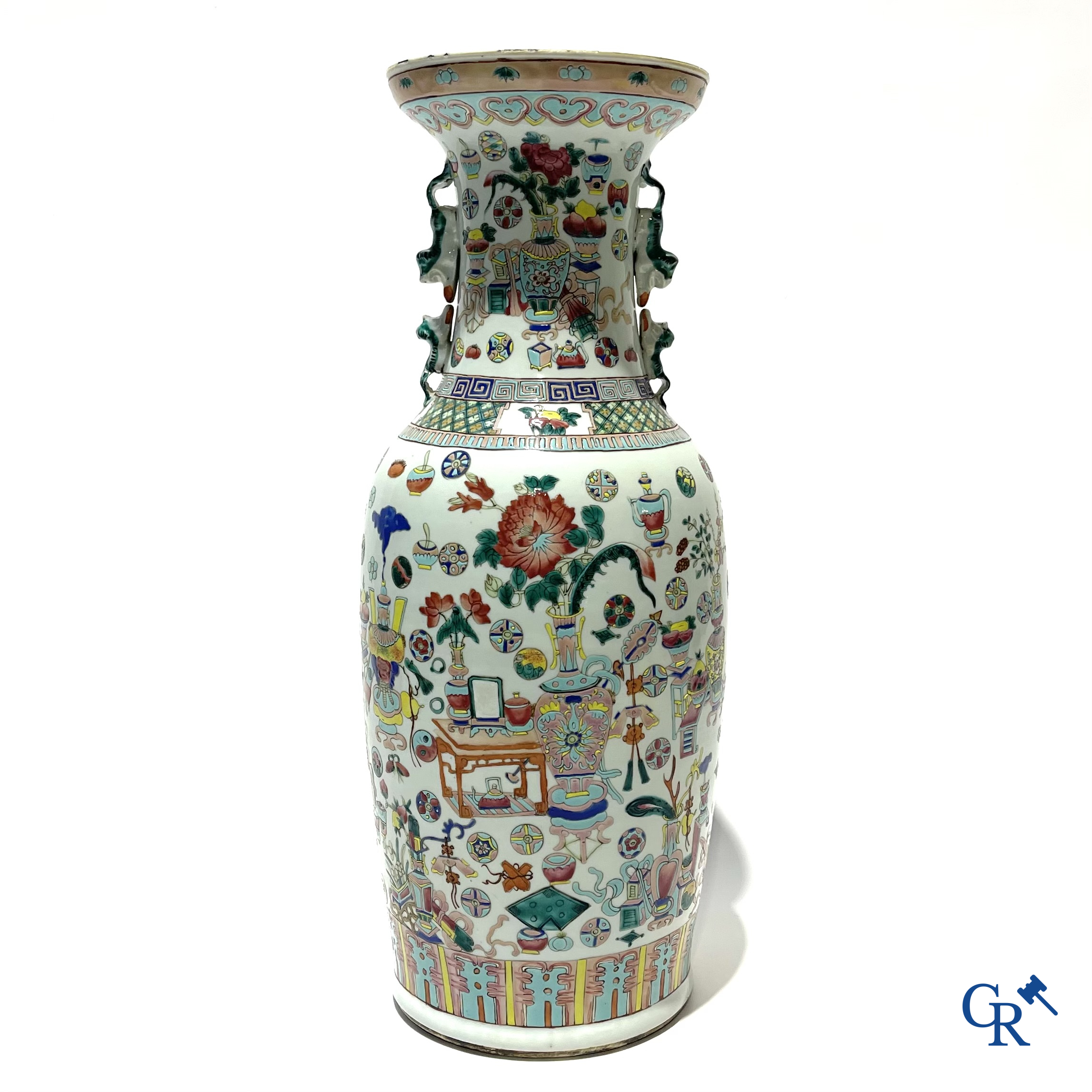 Asian Art. Chinese porcelain. A large Chinese vase with one hundred antiquities decor and Fu lion handles. 19th century.