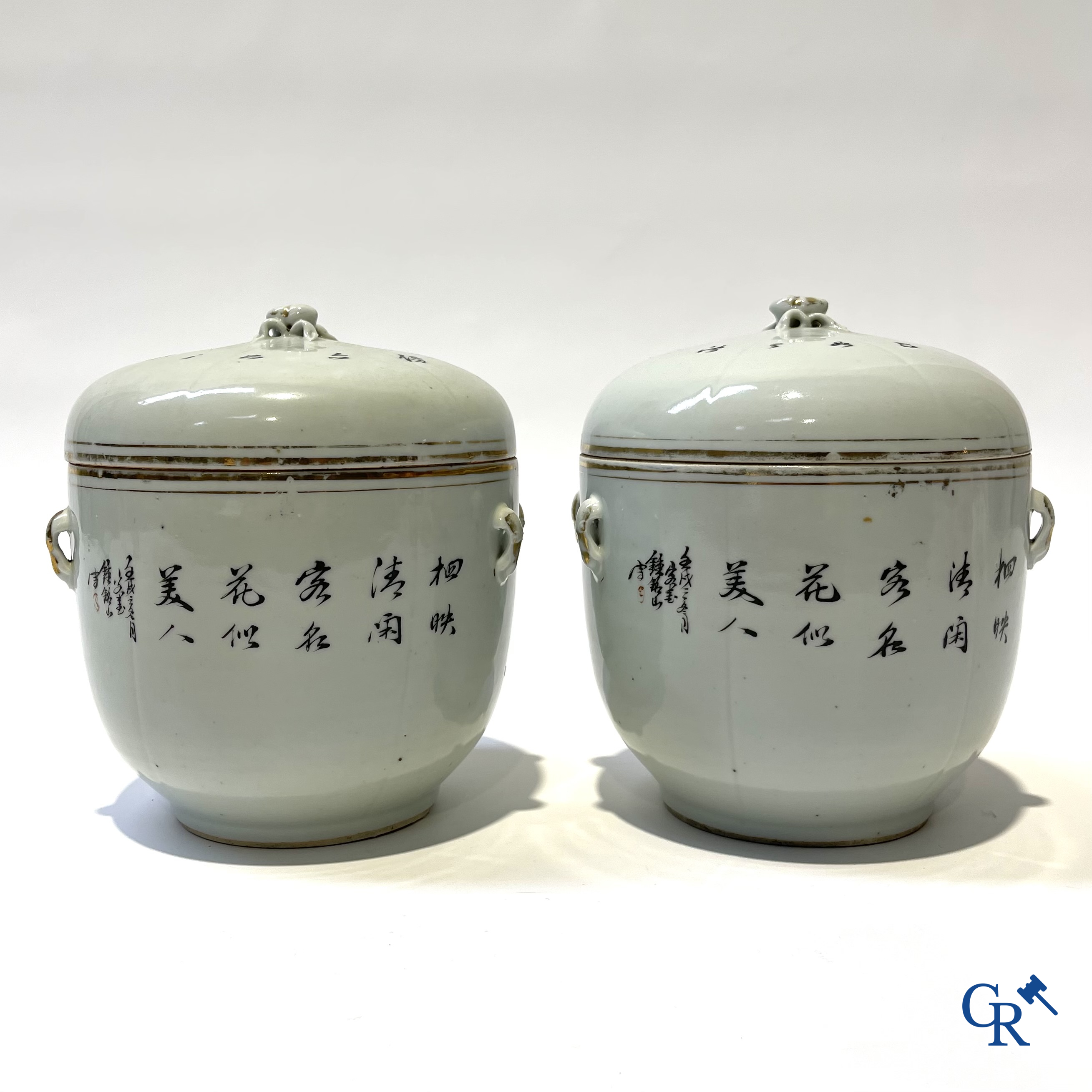 Asian Art, Chinese porcelain. A few lid jars with ladies-in-waiting. Around 1900.