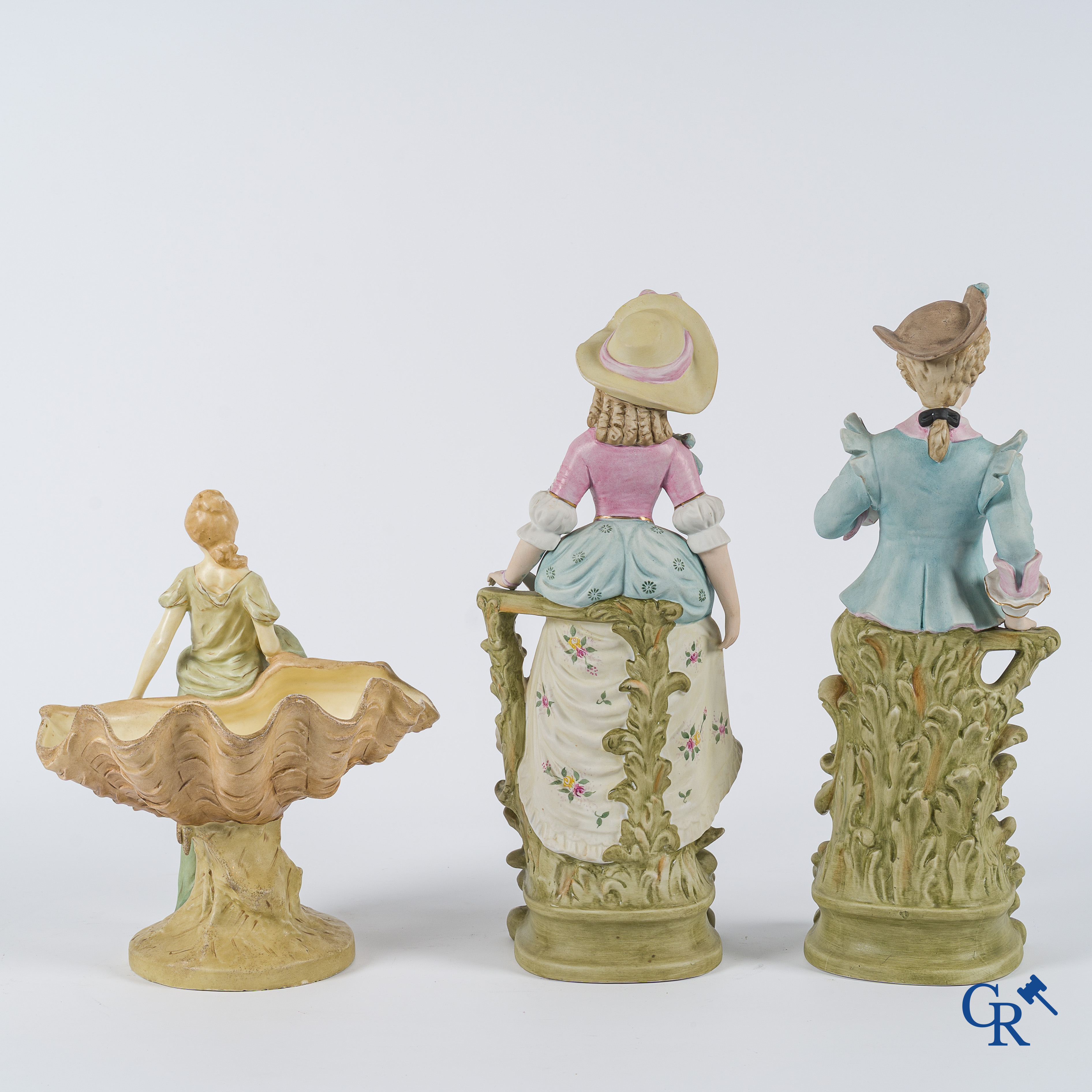 Nice lot of brocante consisting of a vide poche in Royal Dux, a pair of biscuit statues and a pair of frames. Around 1920.