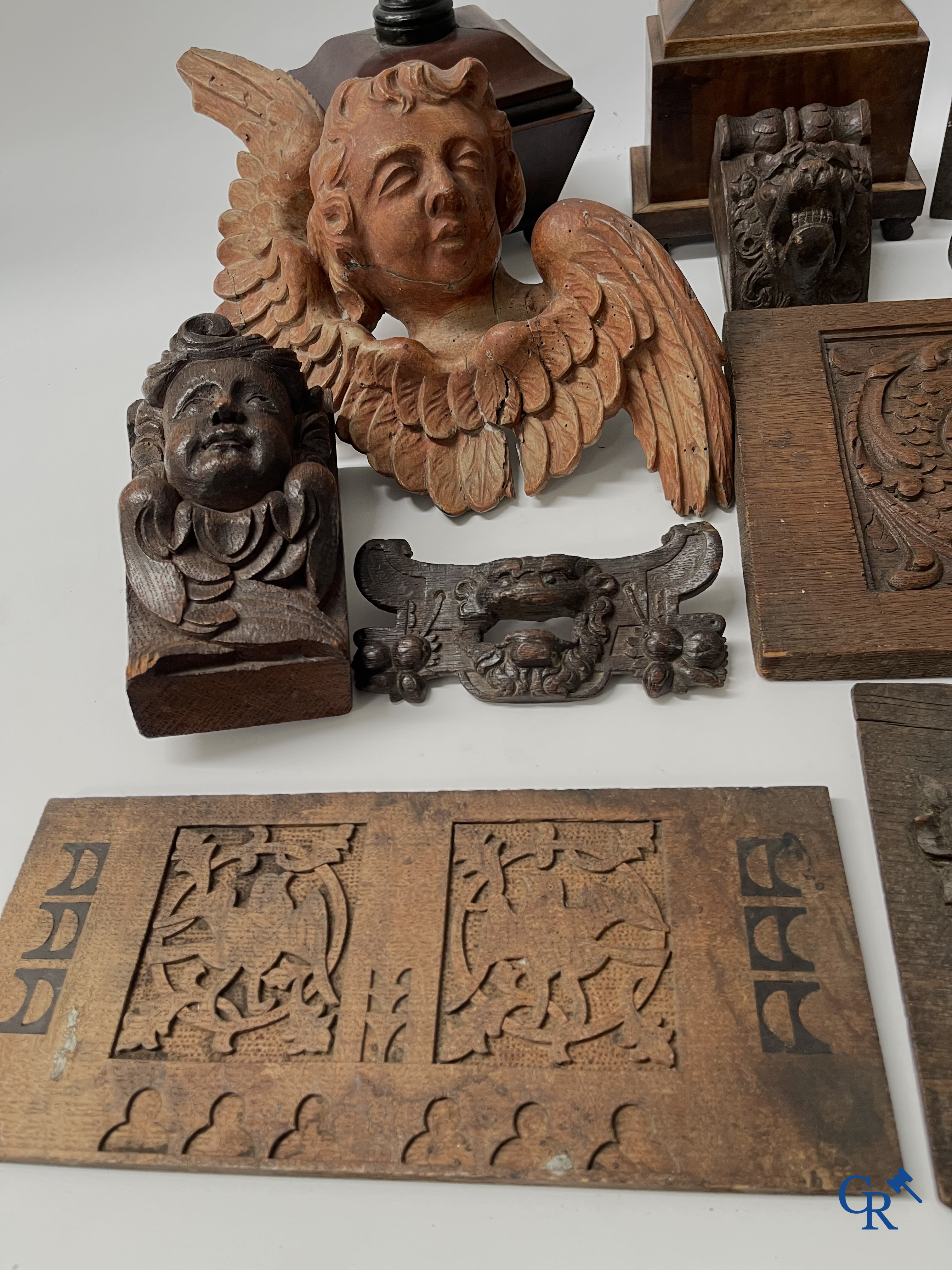 Religieuze objecten. Groot lot houtsculpturen. 19e eeuw.