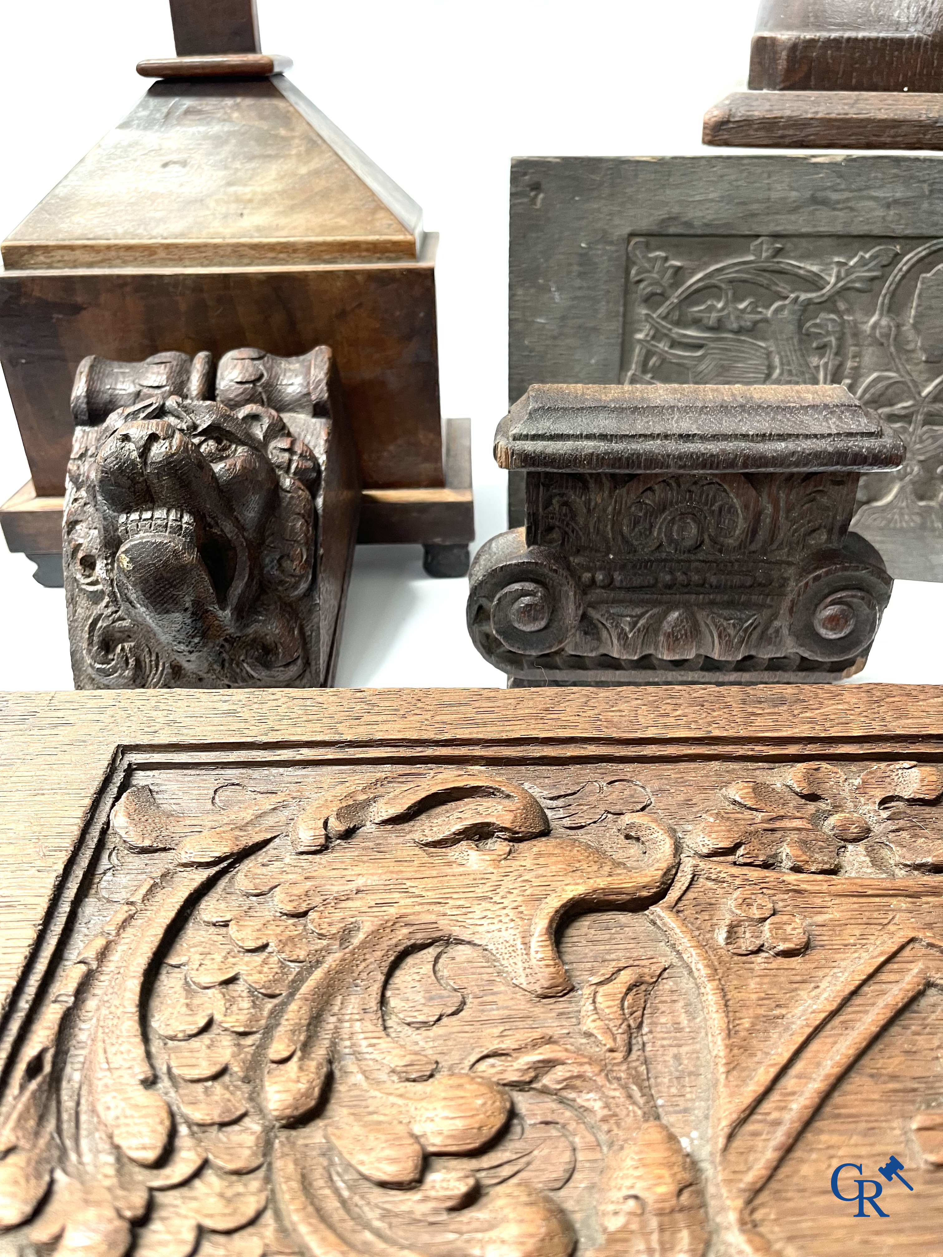 Religieuze objecten. Groot lot houtsculpturen. 19e eeuw.