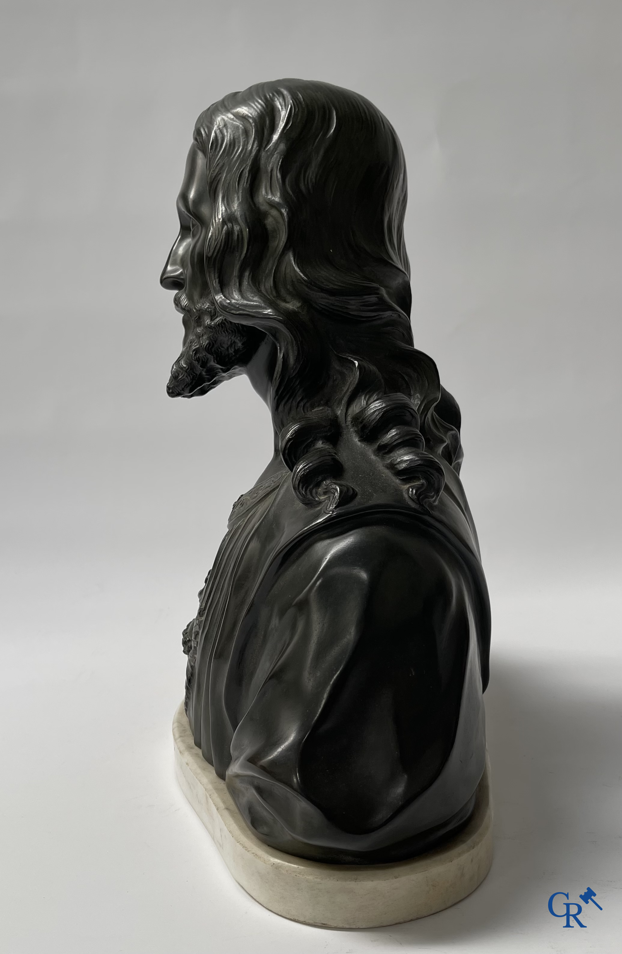 Religieuze objecten. A. Carli. Imposante fijn geciseleerde en gepatineerde bronzen buste van Christus. Circa 1920.