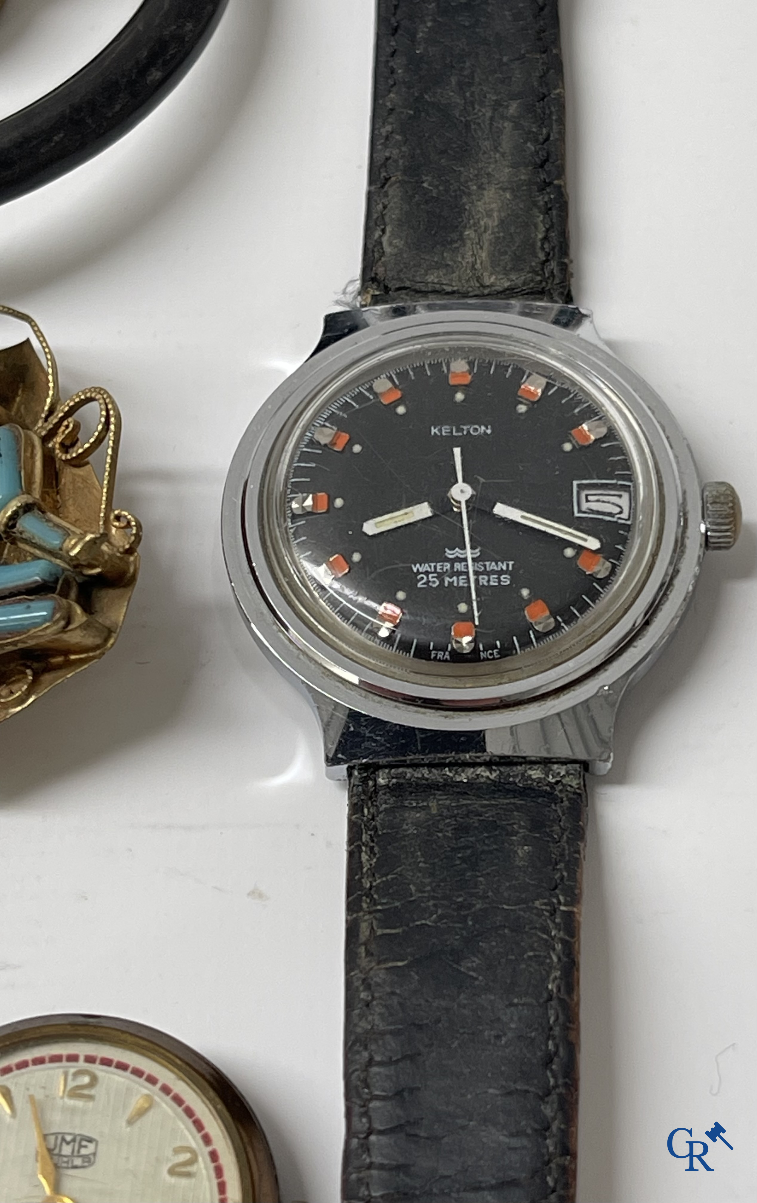 Juwelen. Lot objecten en juwelen in zilver of met zilver montuur. Een lot met uurwerken en juwelen in metaal bijgevoegd.