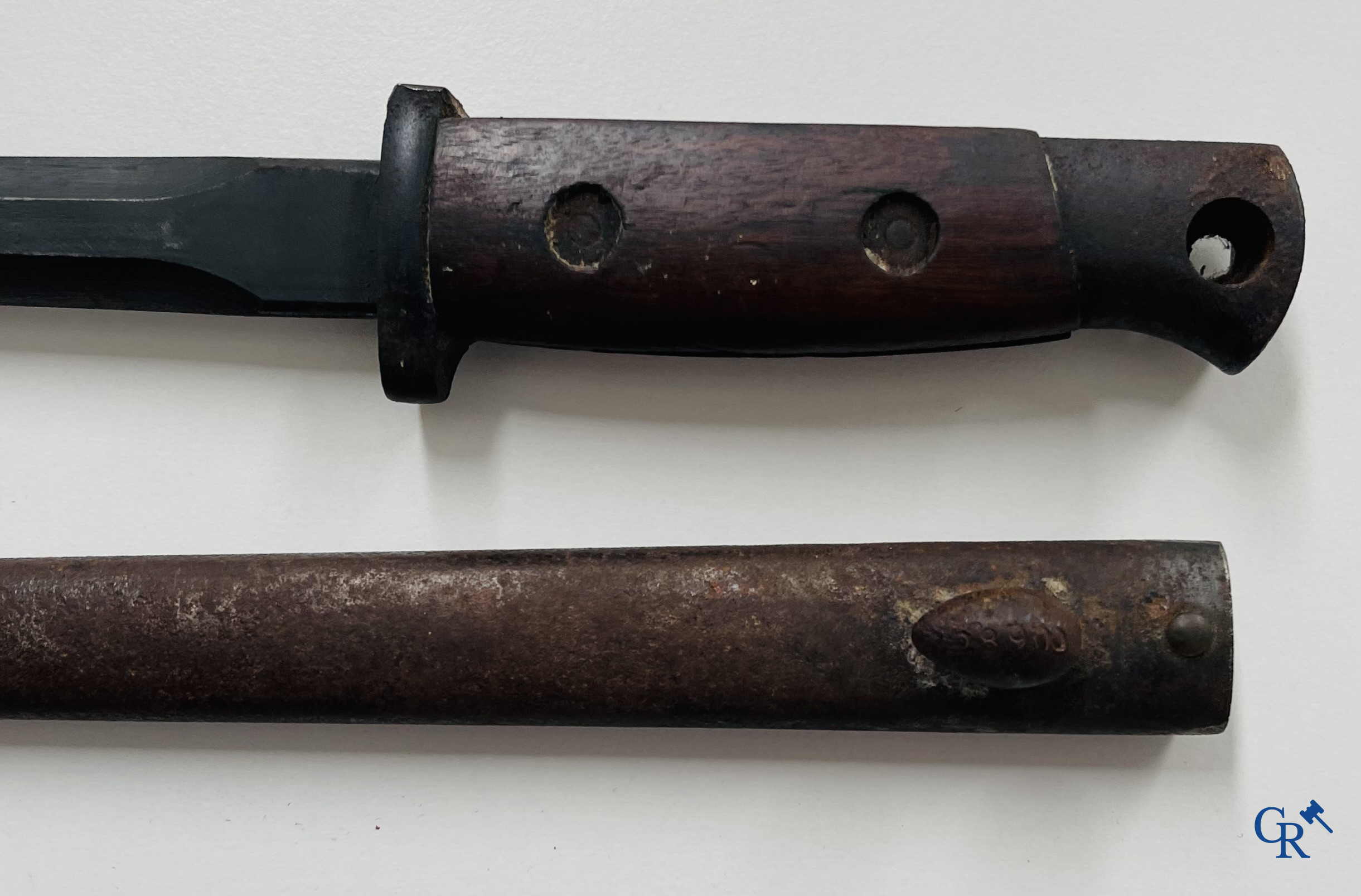 Militaria. W.K & Cie Solingen. Een zwaard met schede gemerkt met gekroonde L. 14. Een bajonet bijgevoegd. (genummerd)