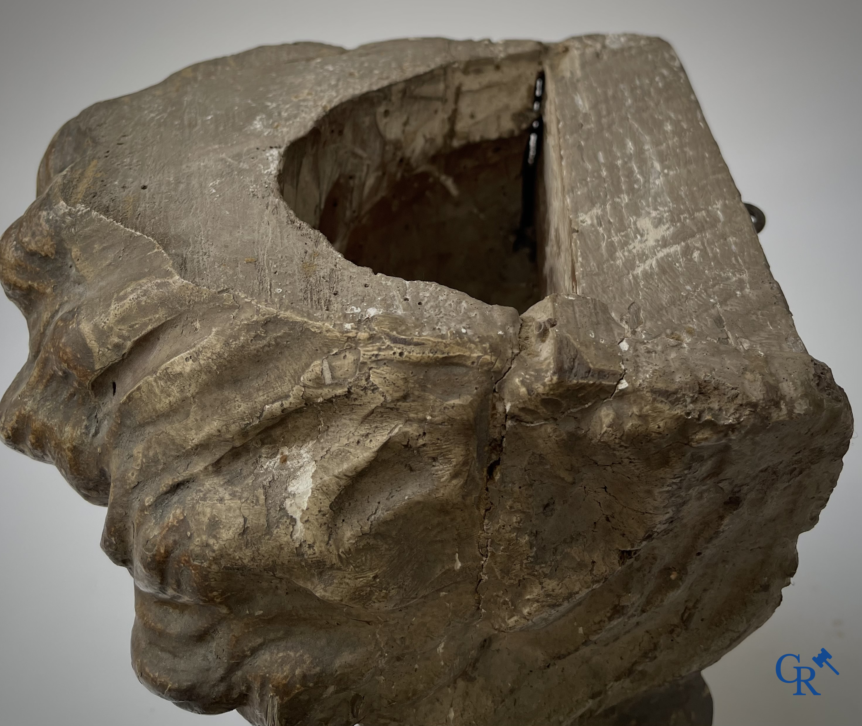 Religieuze Objecten. Barok. Een hout gesculpteerd hoofd van een engel en een ornament in gesculpteerd hout. 18e eeuw.