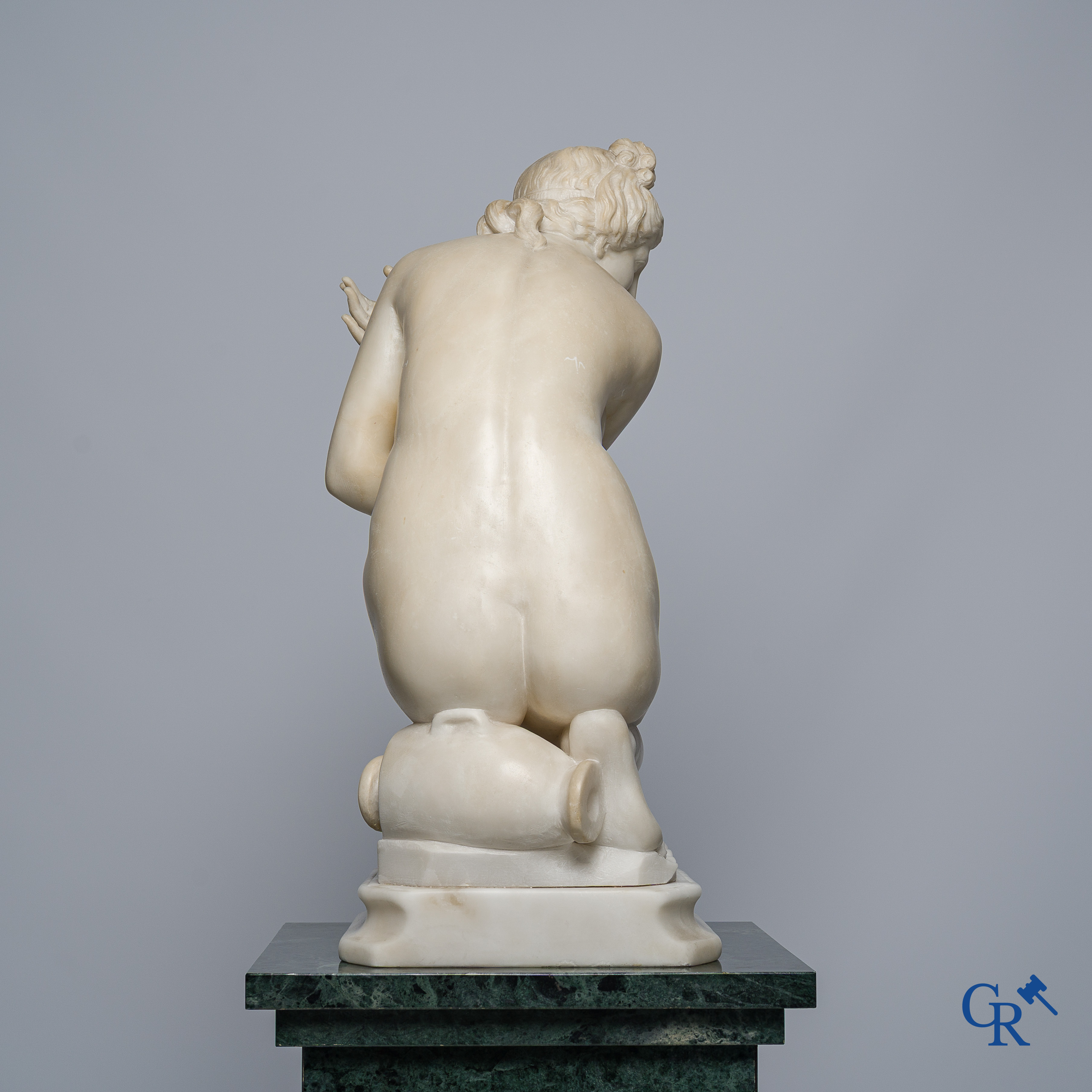 The crouching Venus. Italian Grand Tour sculpture in hand-carved marble. Around 1900-1920, in the antique style.