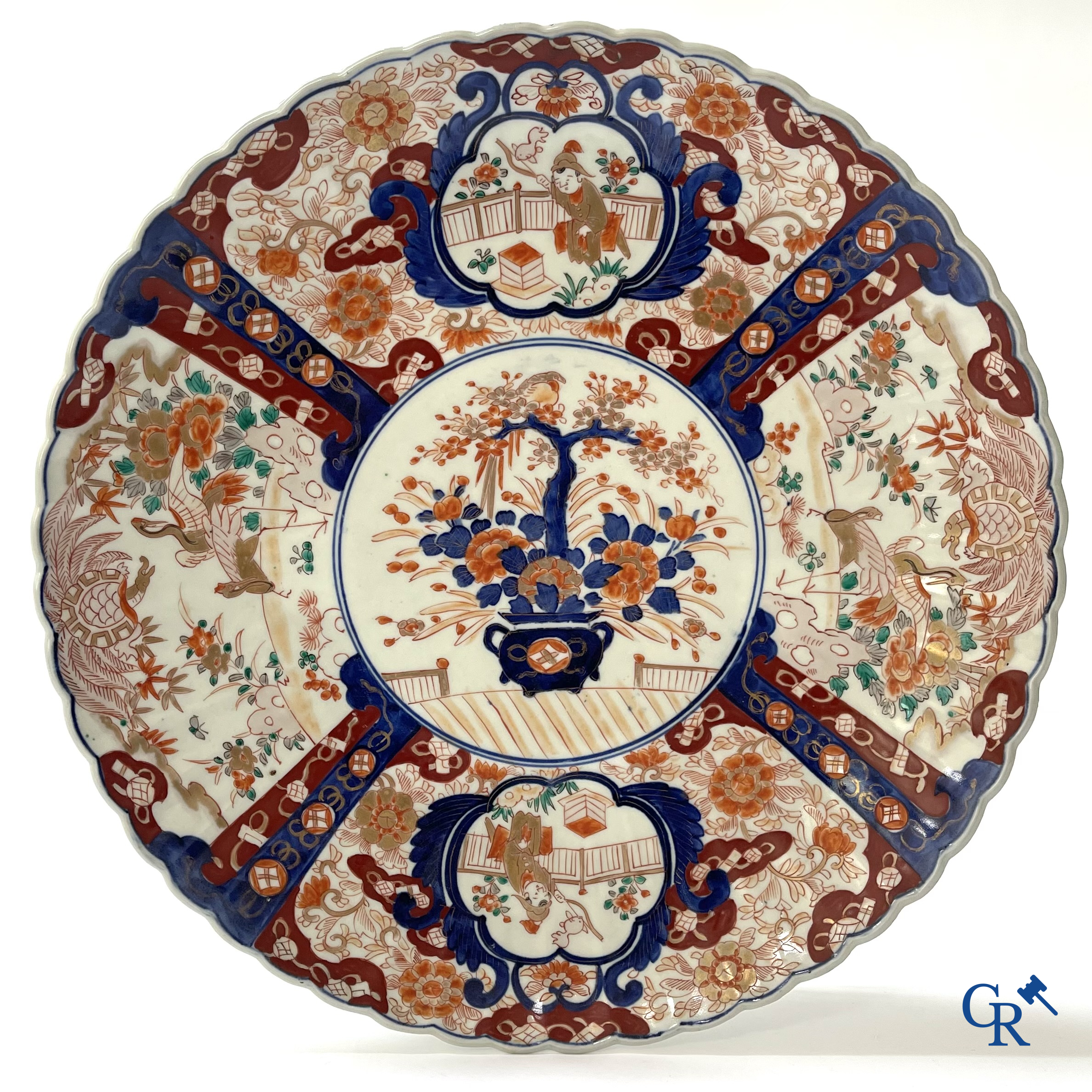 Asian Art. A large Japanese Imari dish. 19th century.