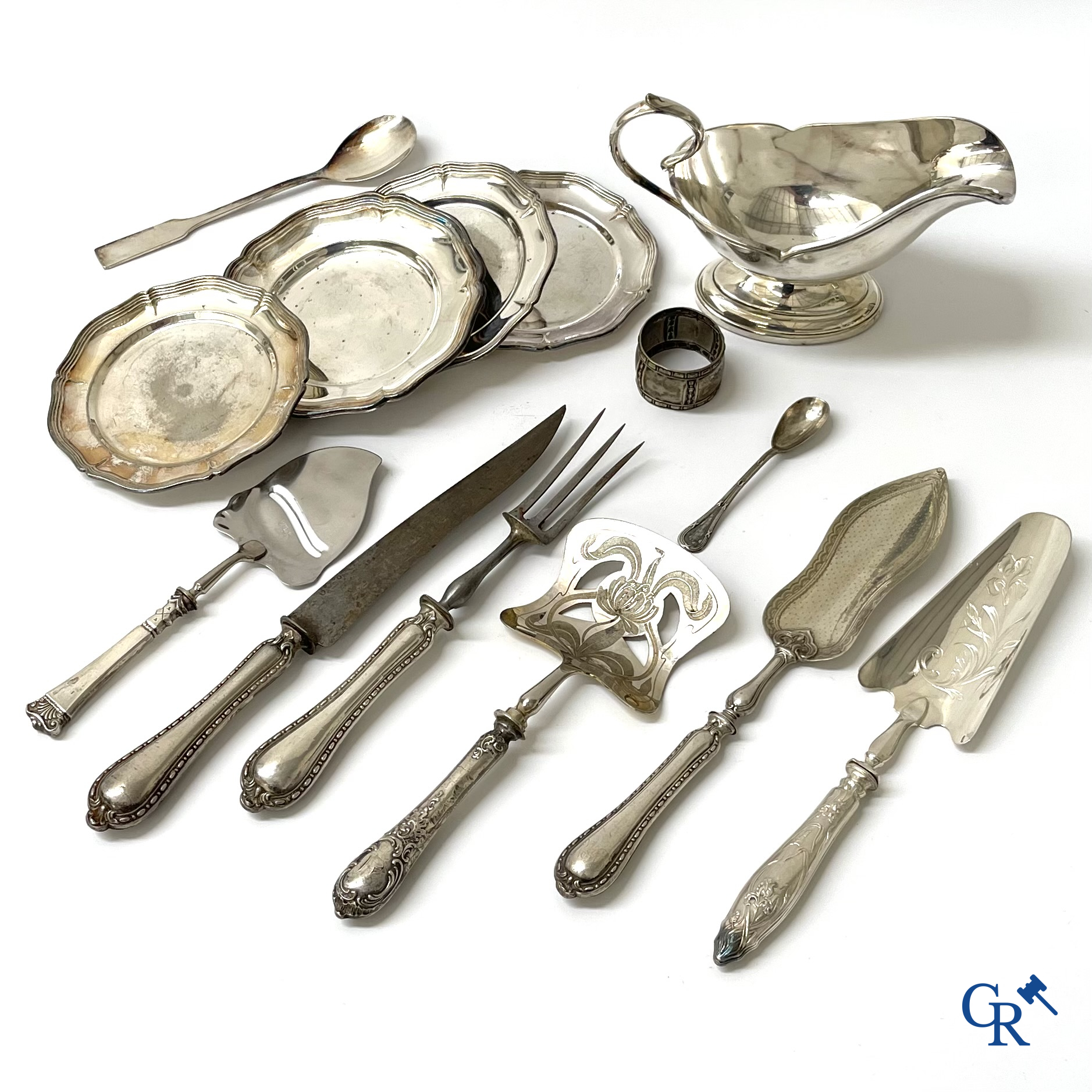 Nice lot of tableware in silver and silver plated metal. A silver plated sauce bowl and 4 silver plated saucers.