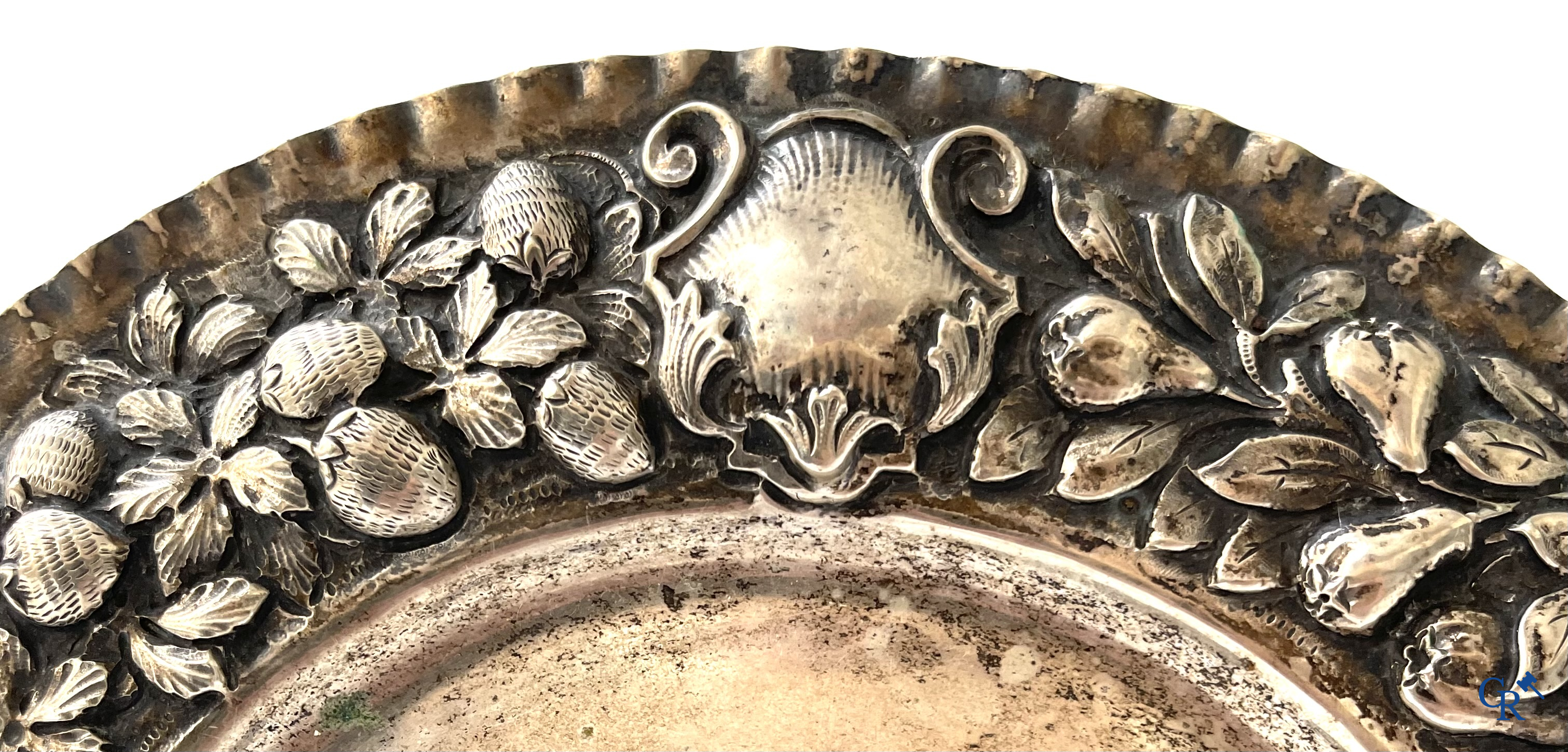 Silver. A processed dish in silver 800°/00.