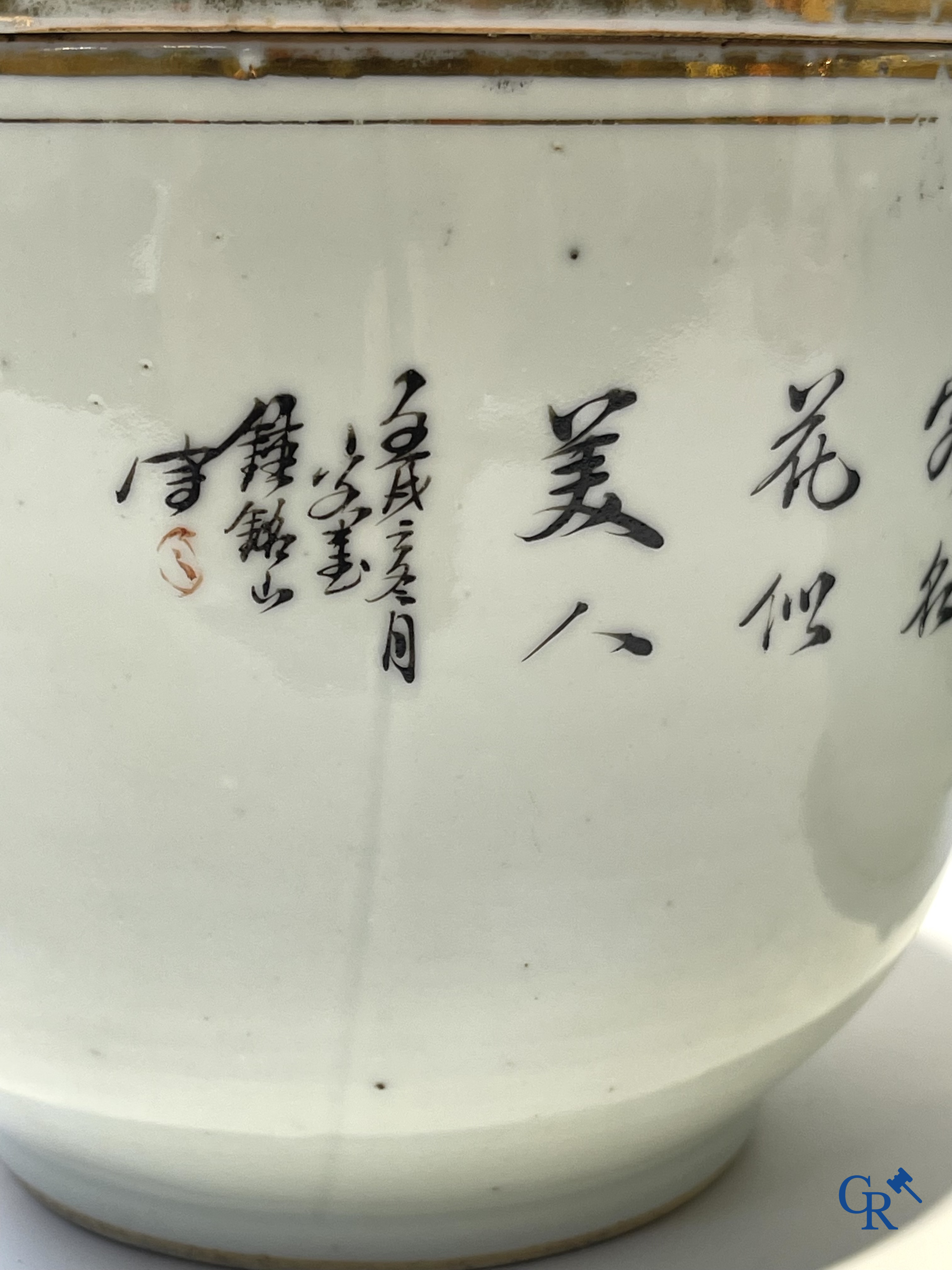 Asian Art, Chinese porcelain. A few lid jars with ladies-in-waiting. Around 1900.