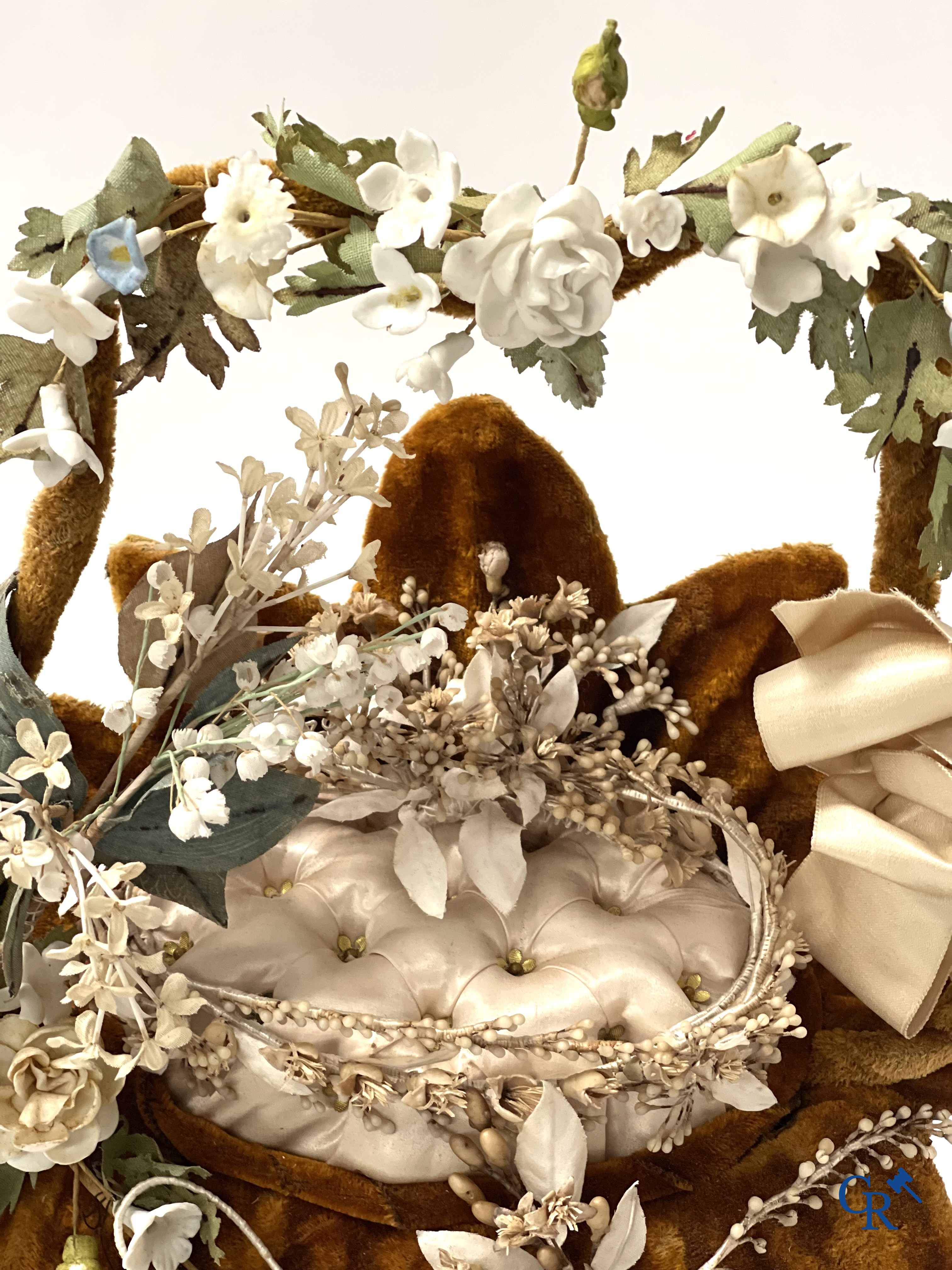2 uitzonderlijke globes in glas met een bruidsboeket in mandvorm, bewerkt met bloemen in fijn porselein. Circa 1900.