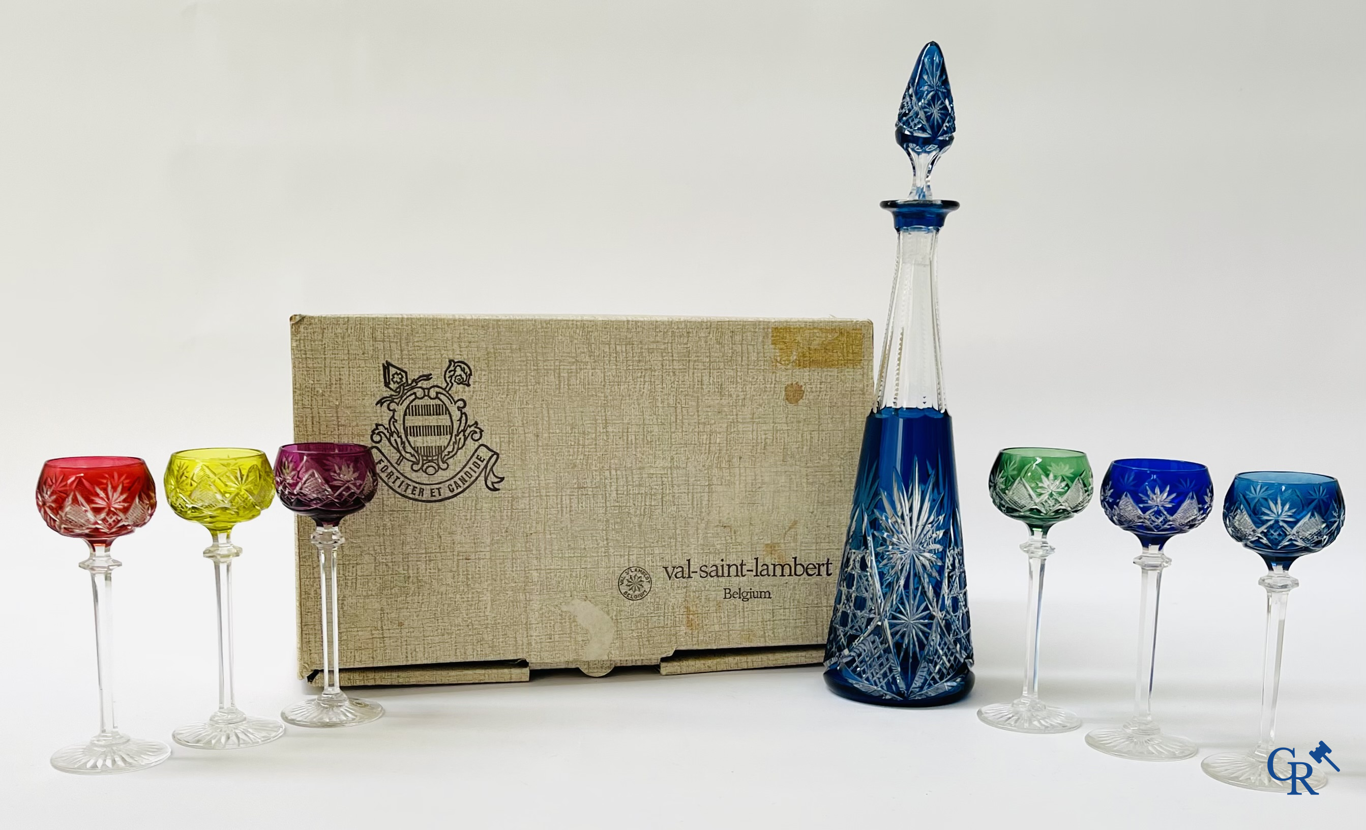 Val Saint Lambert. Een kristal geslepen karaf met 6 gekleurde glaasjes in de originele doos.