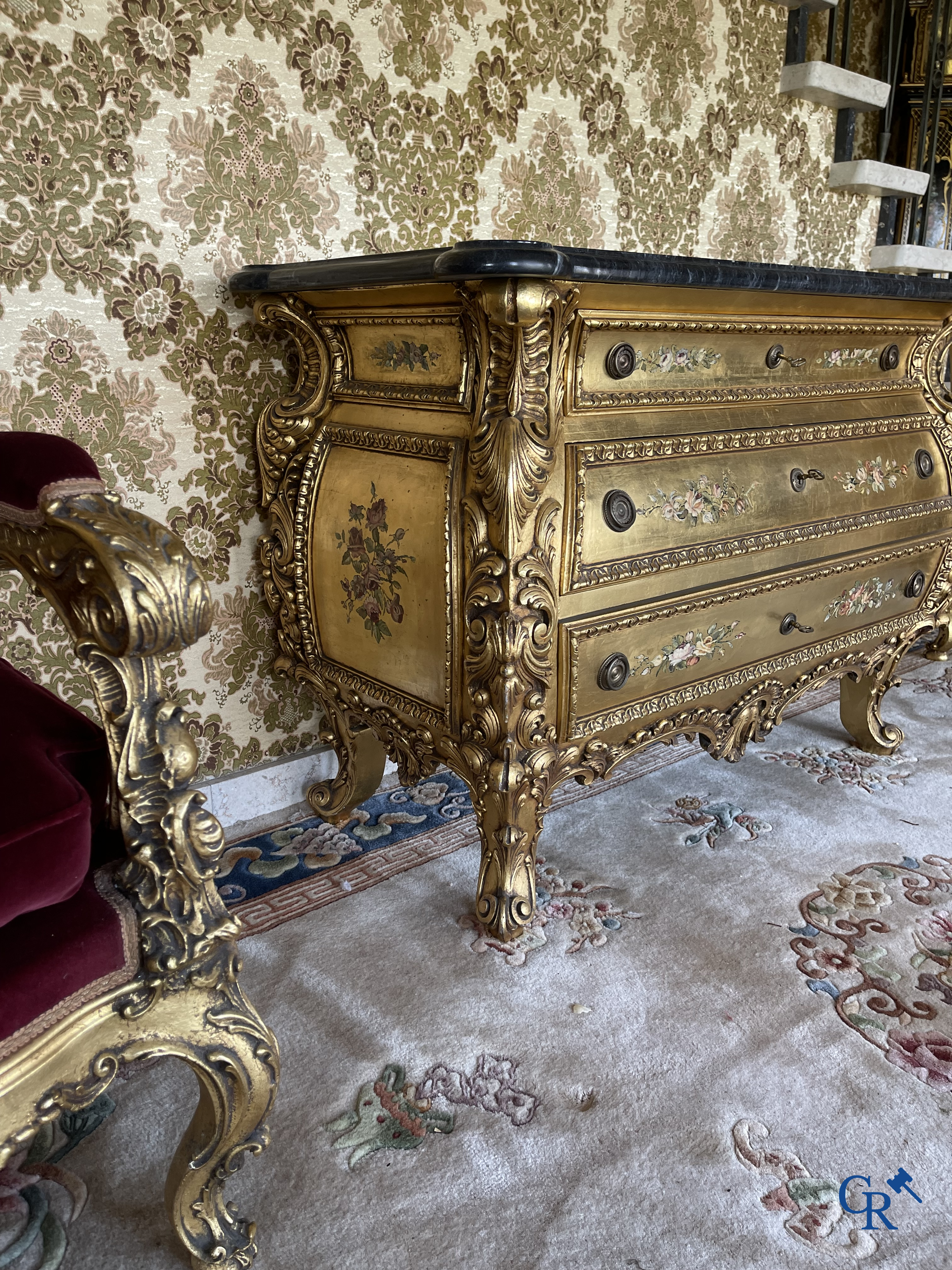 Furniture. Extensive lot with gilded and painted wooden furniture. Console with mirror, chest of drawers, armchairs, etc.