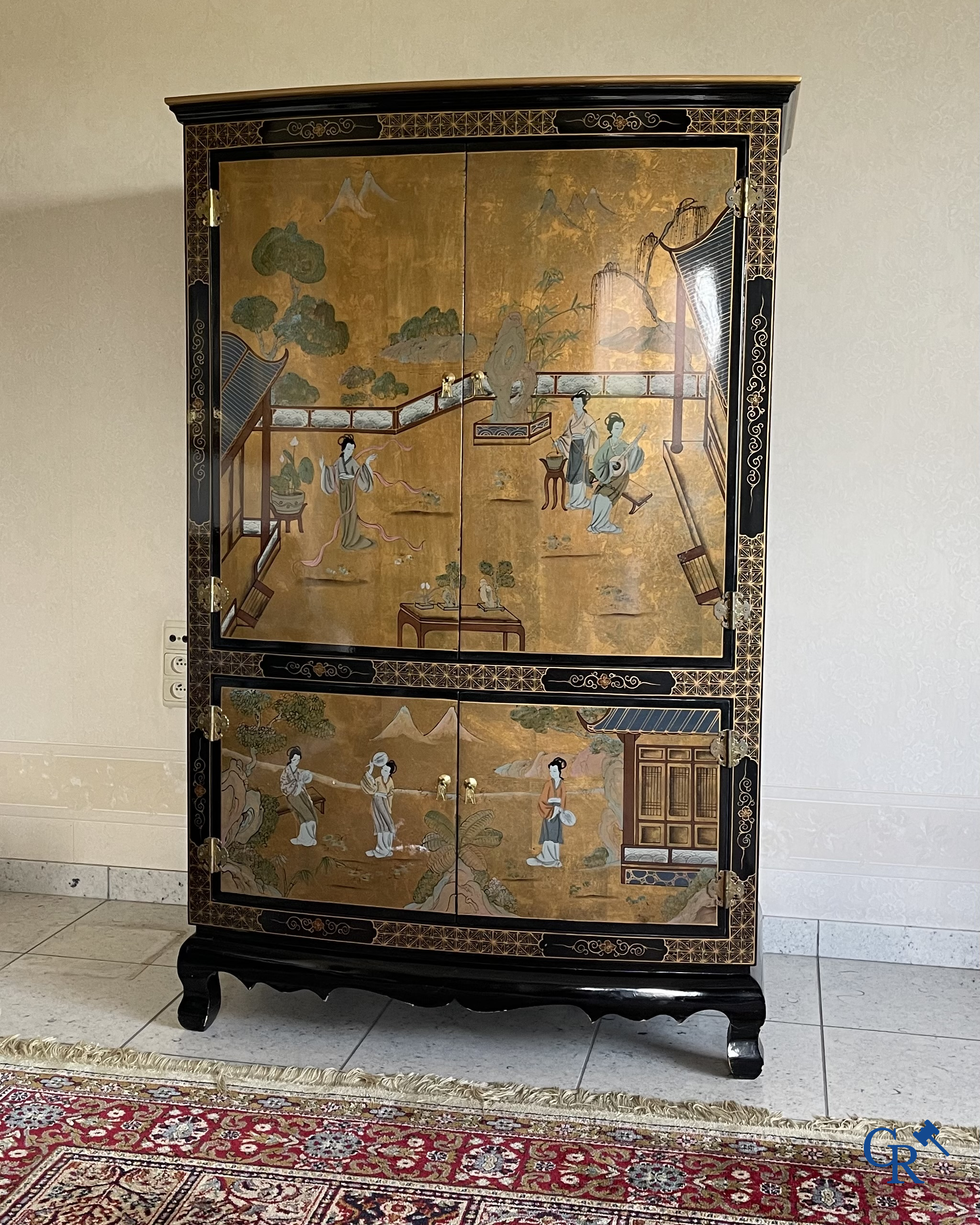 Meubels. Groot lot met vergulde en gedecoreerde Chinese meubels met lakwerk. Vitrine, tafel en stoelen enz. Circa 1970.