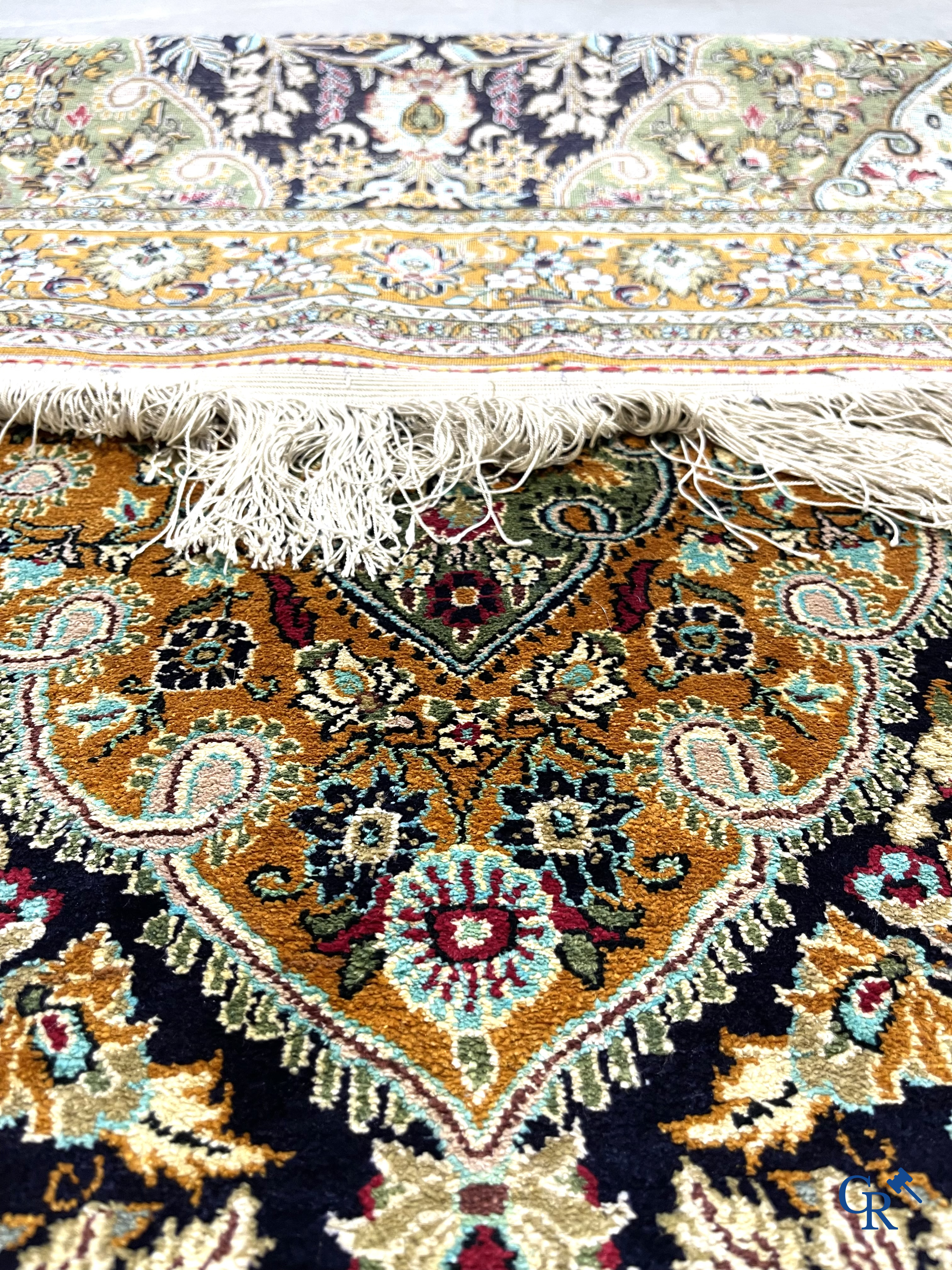 Tapis d'orient. Tapis en soie noué à la main avec un décor floral sur fond orange.
