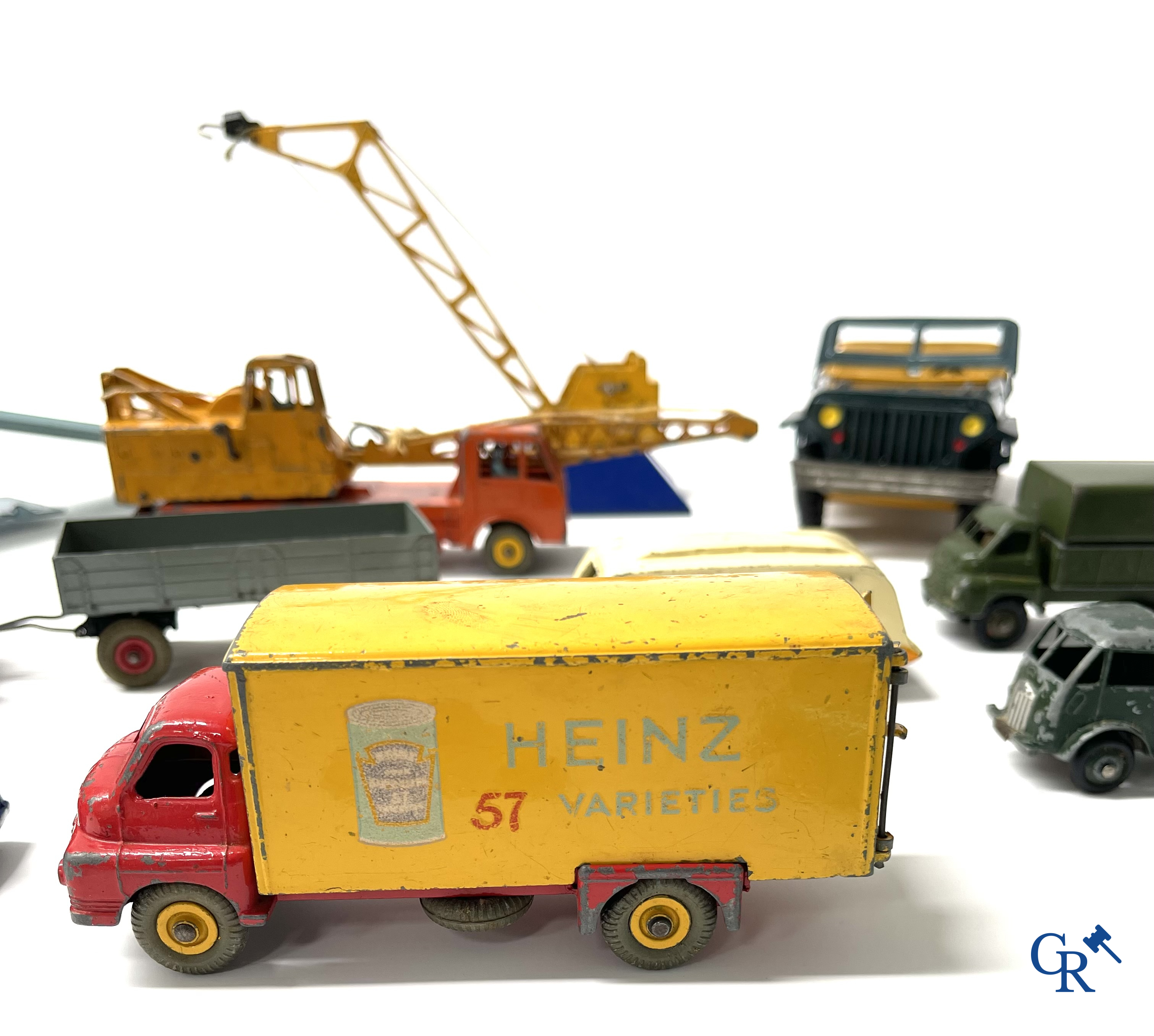 Vieux jouets. Intéressant lot de jouets. Dinky toys, Prameta Kölner Automodelle, Contstruction Jeep Japan, etc.