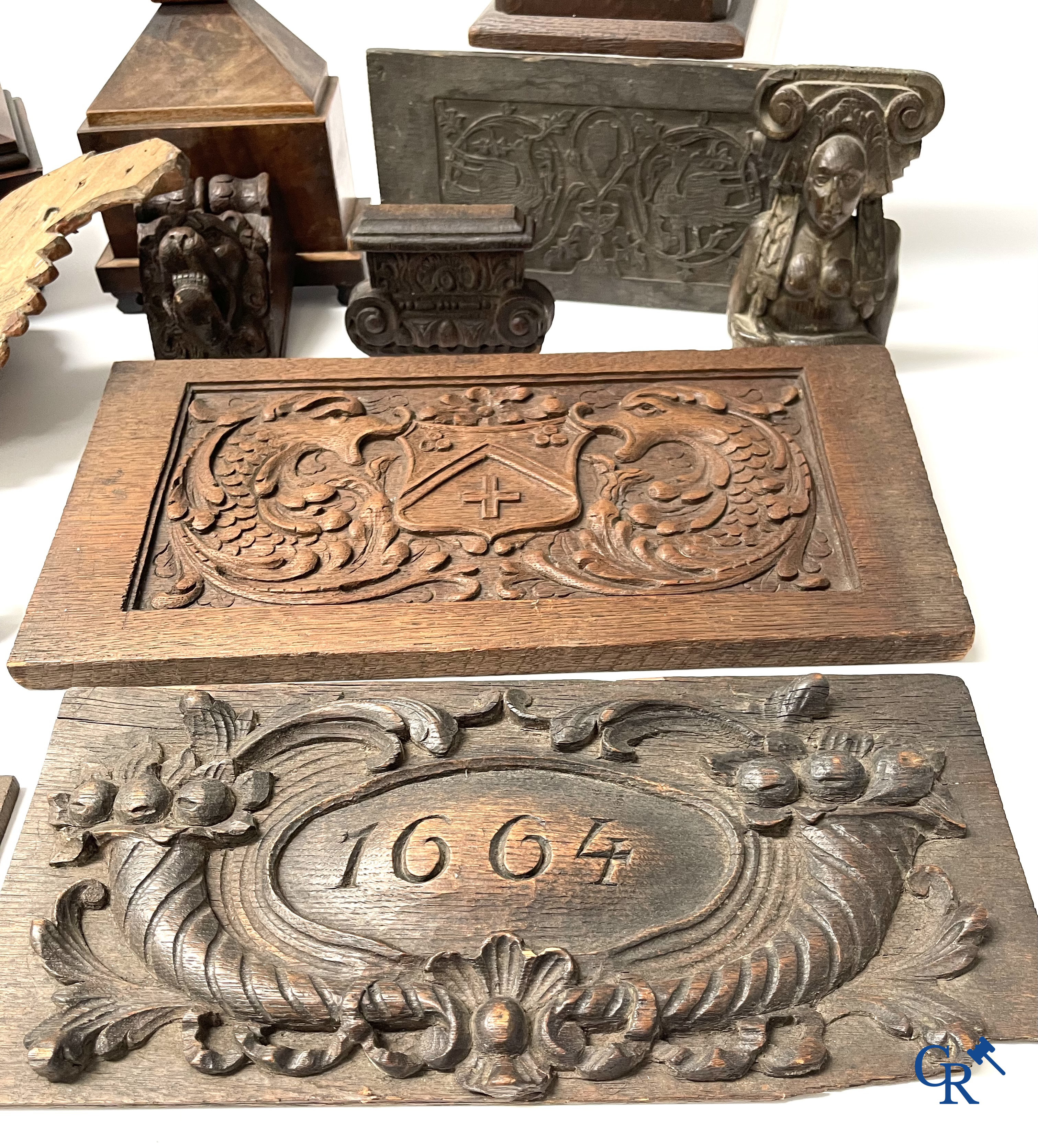 Religieuze objecten. Groot lot houtsculpturen. 19e eeuw.