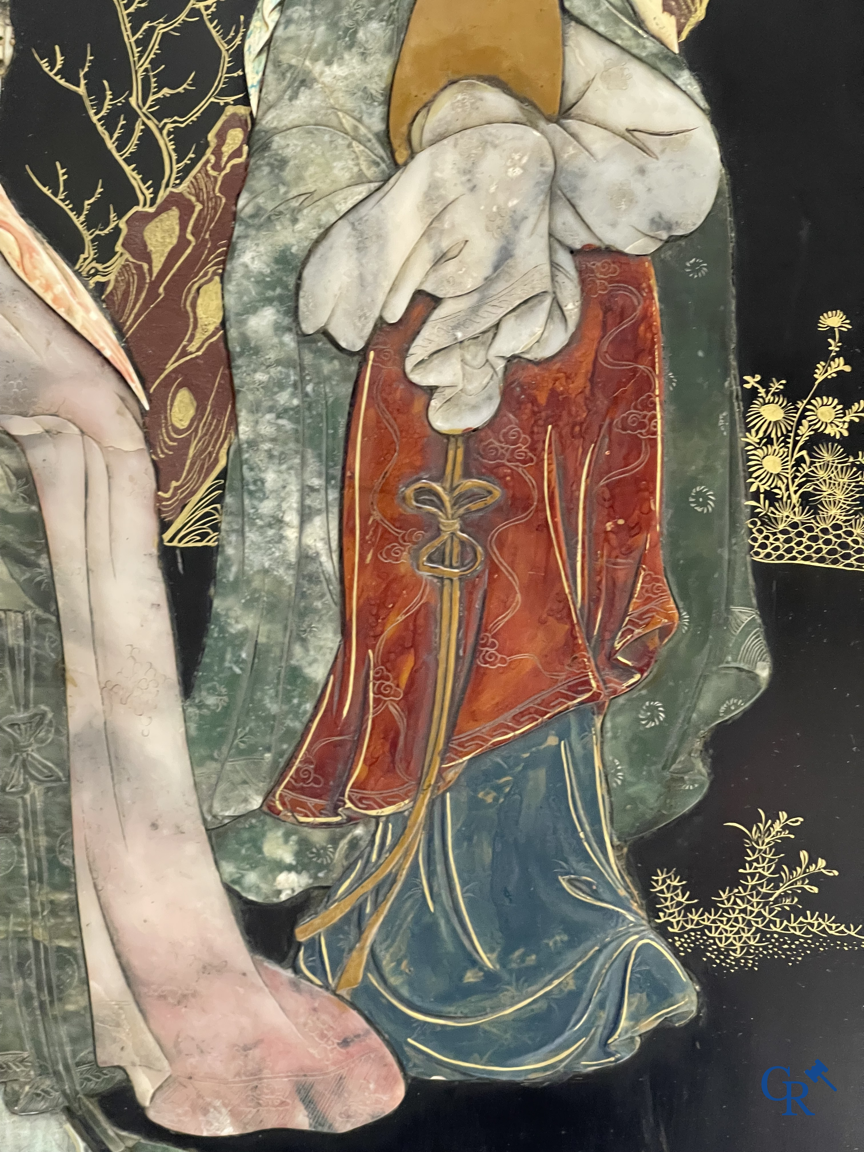 Art Asiatique, Chine. Grand paravant en laque serti de différents types de pierres et incrustations. 1ère moitié du 20ème siècle.