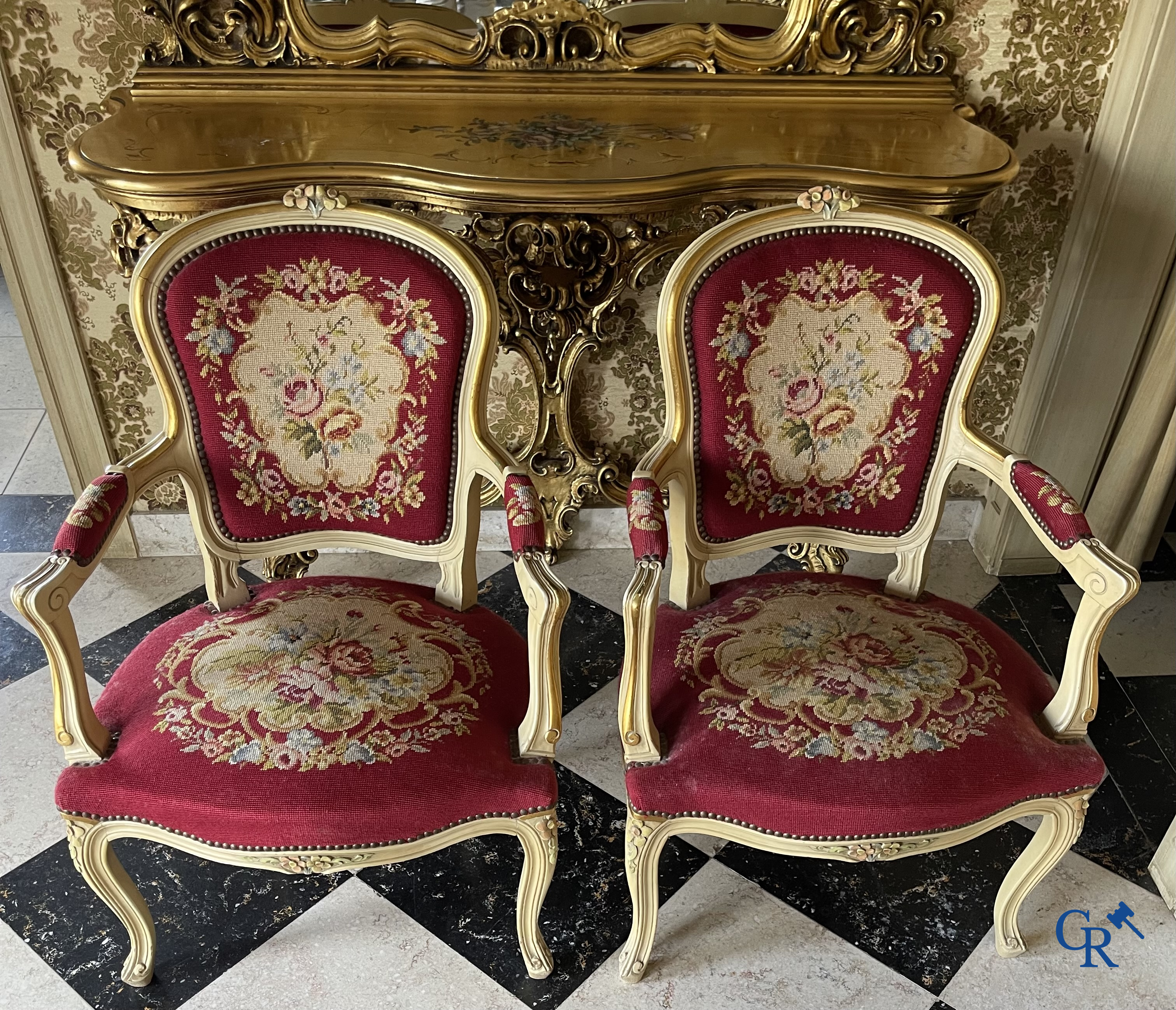 Meubelen. Uitgebreid lot met verguld en beschilderd houten meubilair. Console met spiegel, commode, armzetels, enz.